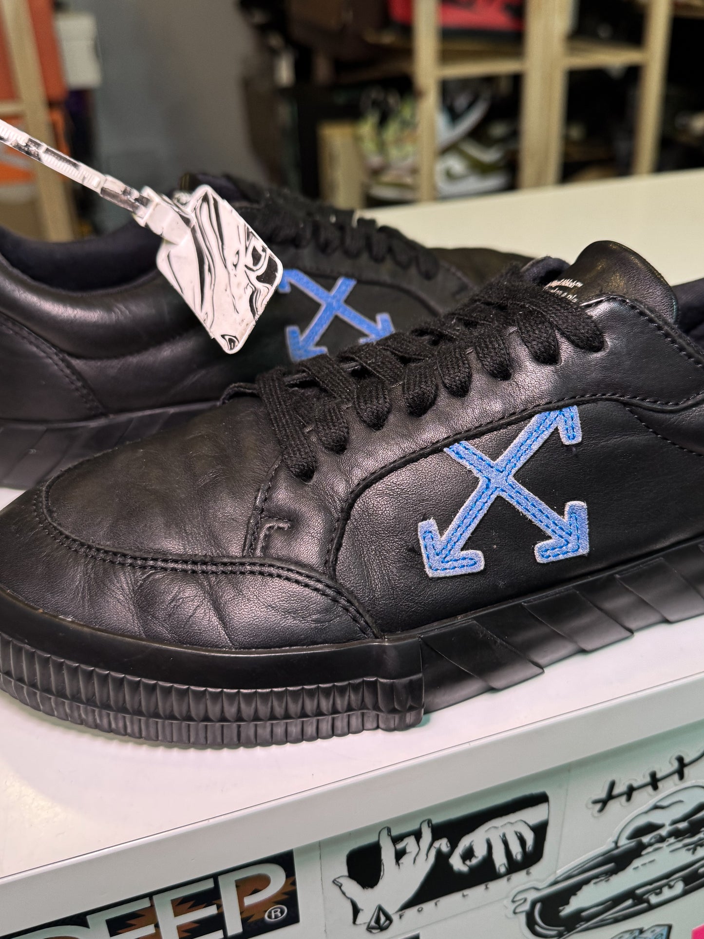 Off White Vulcanized Leather ‘Black Blue’ - Recondicionado