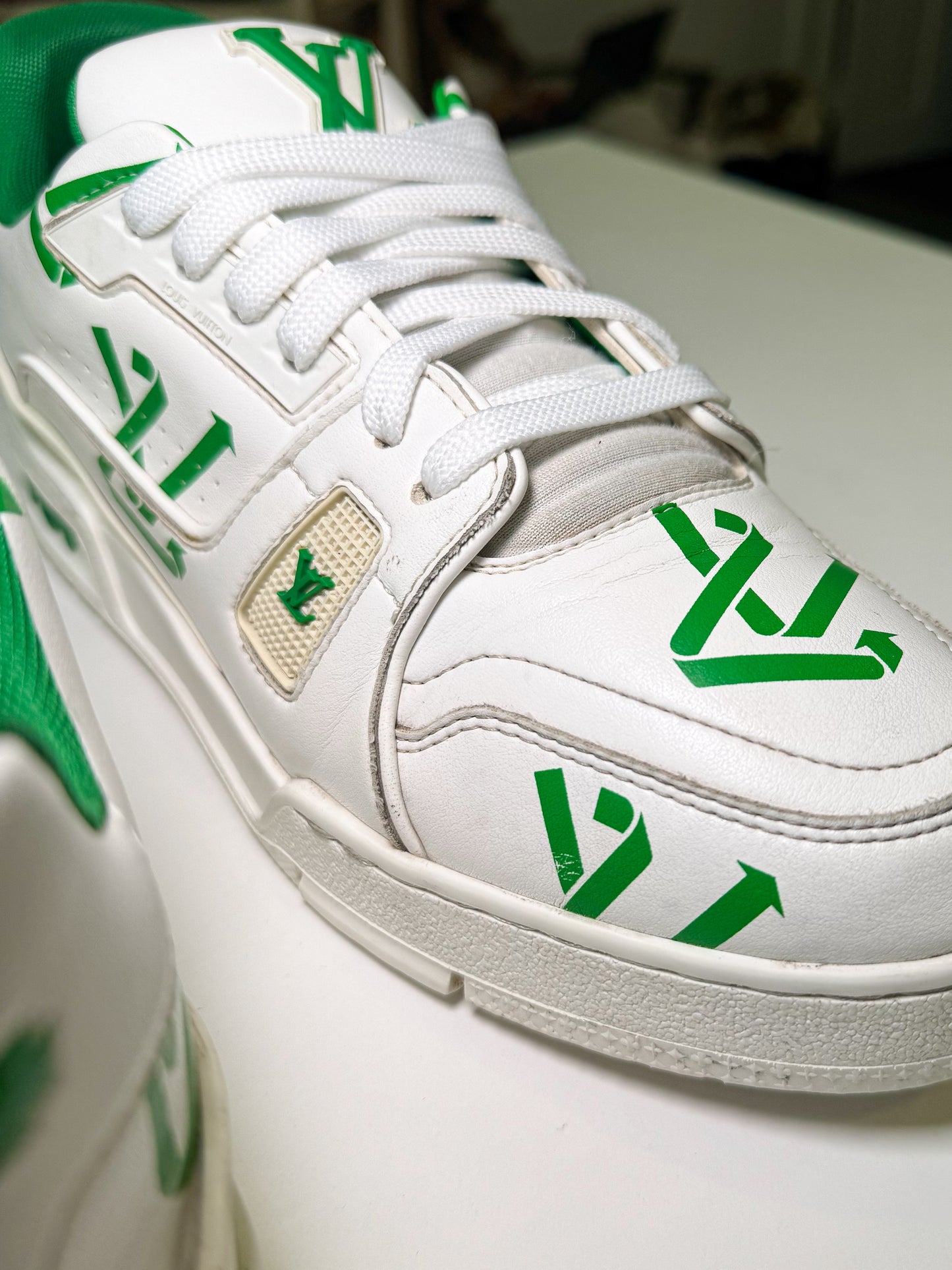 Louis Vuitton LV Trainer Low Signature #54 ‘White Green Recycled’ - Recondicionado