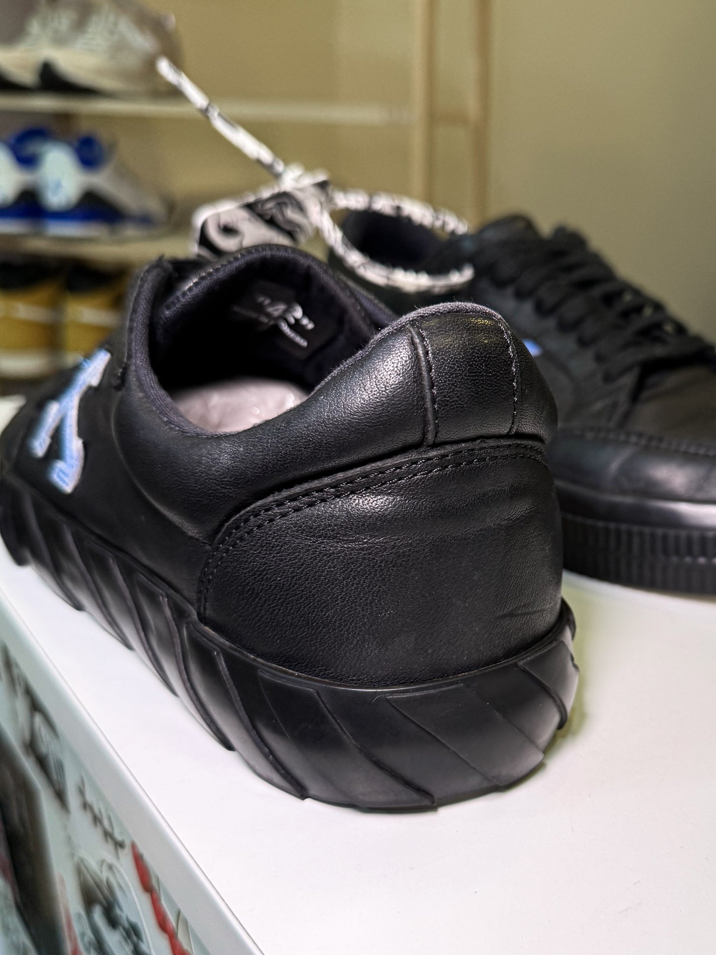 Off White Vulcanized Leather ‘Black Blue’ - Recondicionado