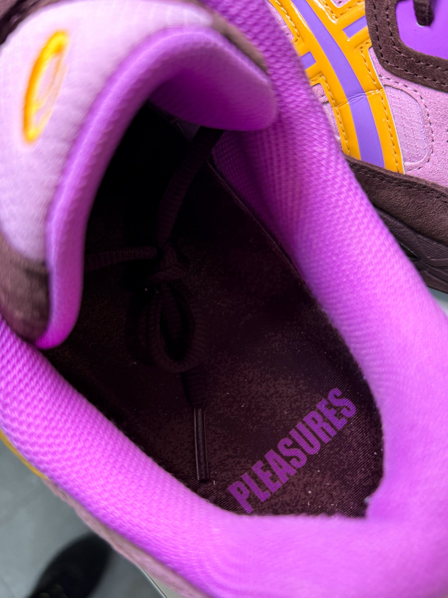ASICS Gel NYC x Pleasures ‘World of Pleasures’ 2024 - Recondicionado