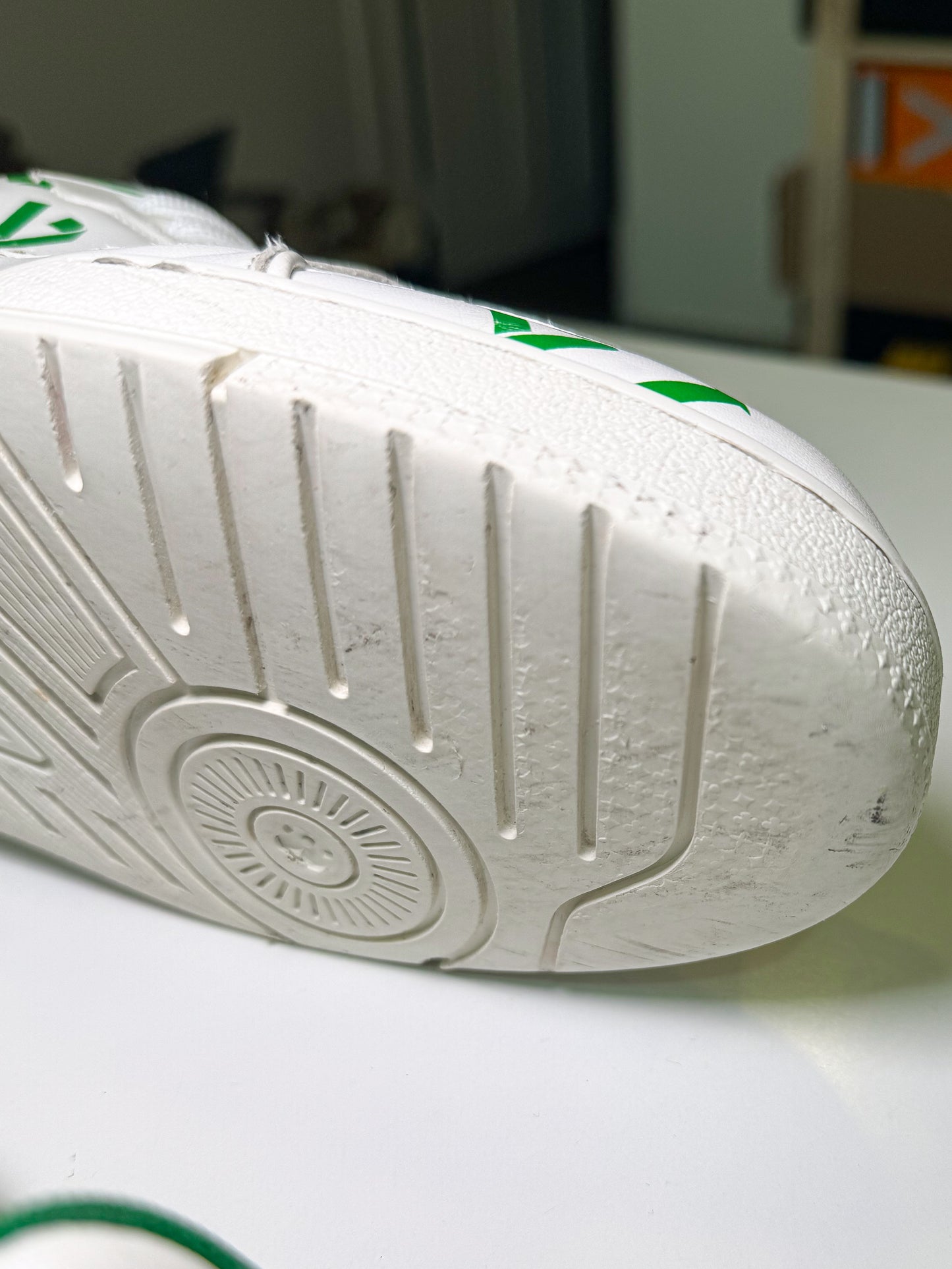 Louis Vuitton LV Trainer Low Signature #54 ‘White Green Recycled’ - Recondicionado