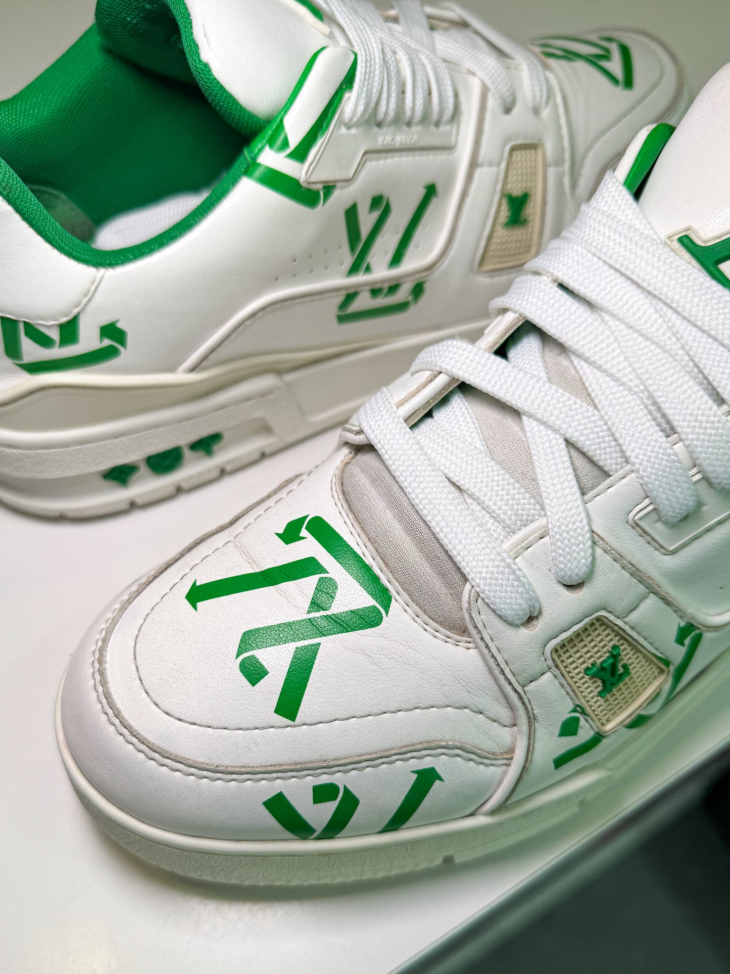 Louis Vuitton LV Trainer Low Signature #54 ‘White Green Recycled’ - Recondicionado