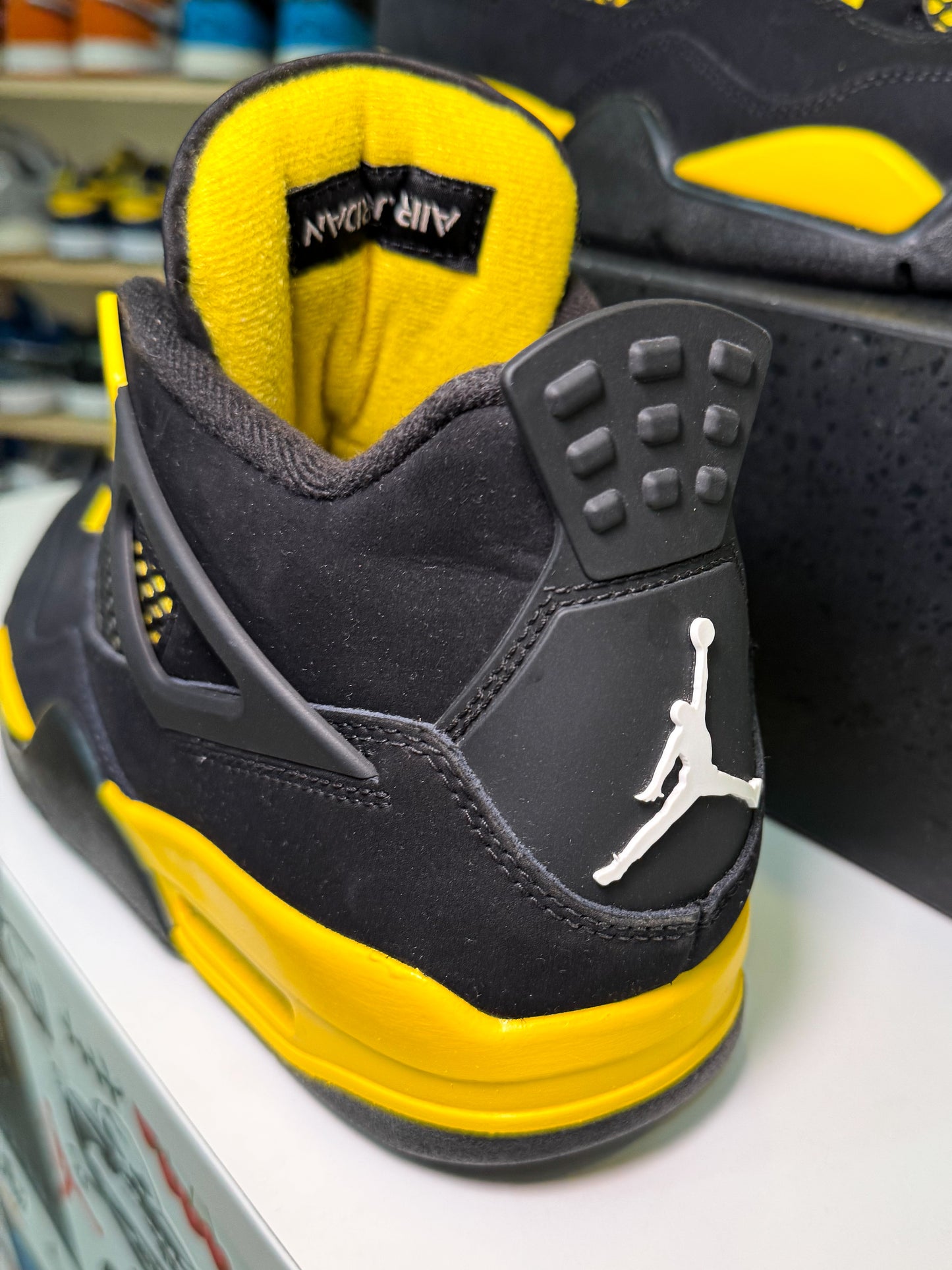 Air Jordan 4 Retro 'Thunder' 2023 - Recondicionado