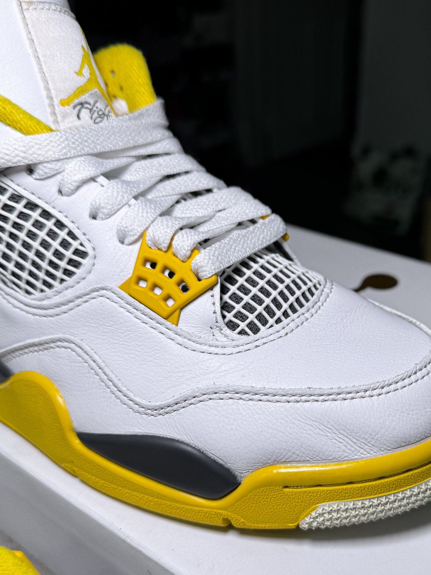 Air Jordan 4 Retro 'Vivid Sulfur’ W 2024 - Recondicionado