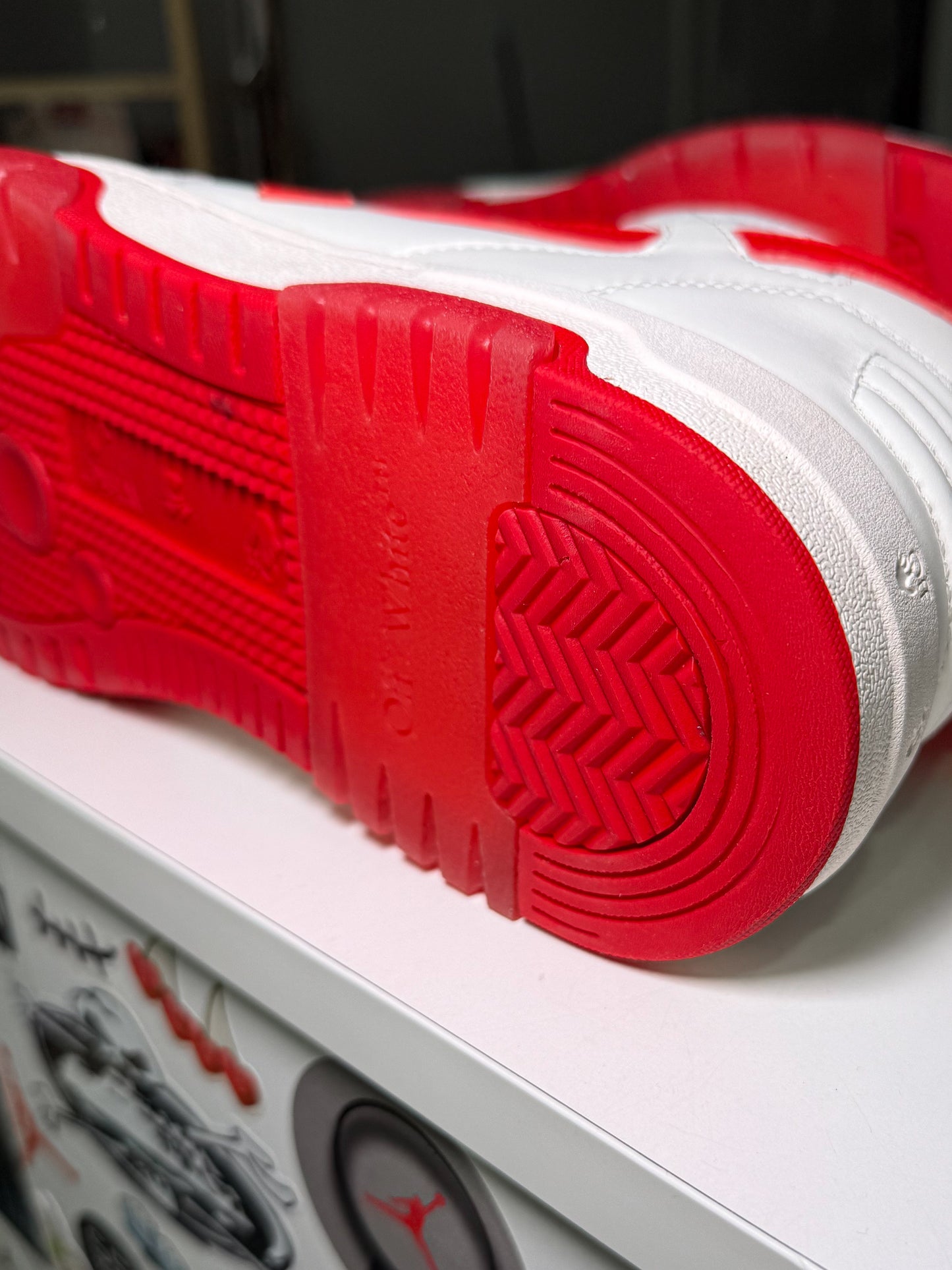 Off White Out of Office ‘White Red’ - Recondicionado