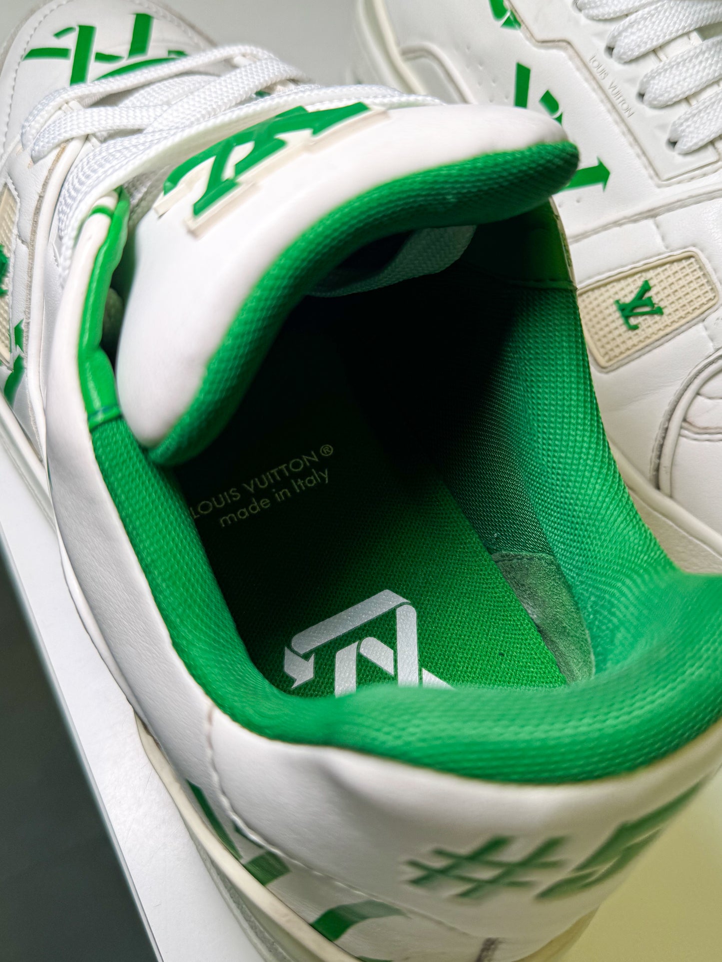 Louis Vuitton LV Trainer Low Signature #54 ‘White Green Recycled’ - Recondicionado