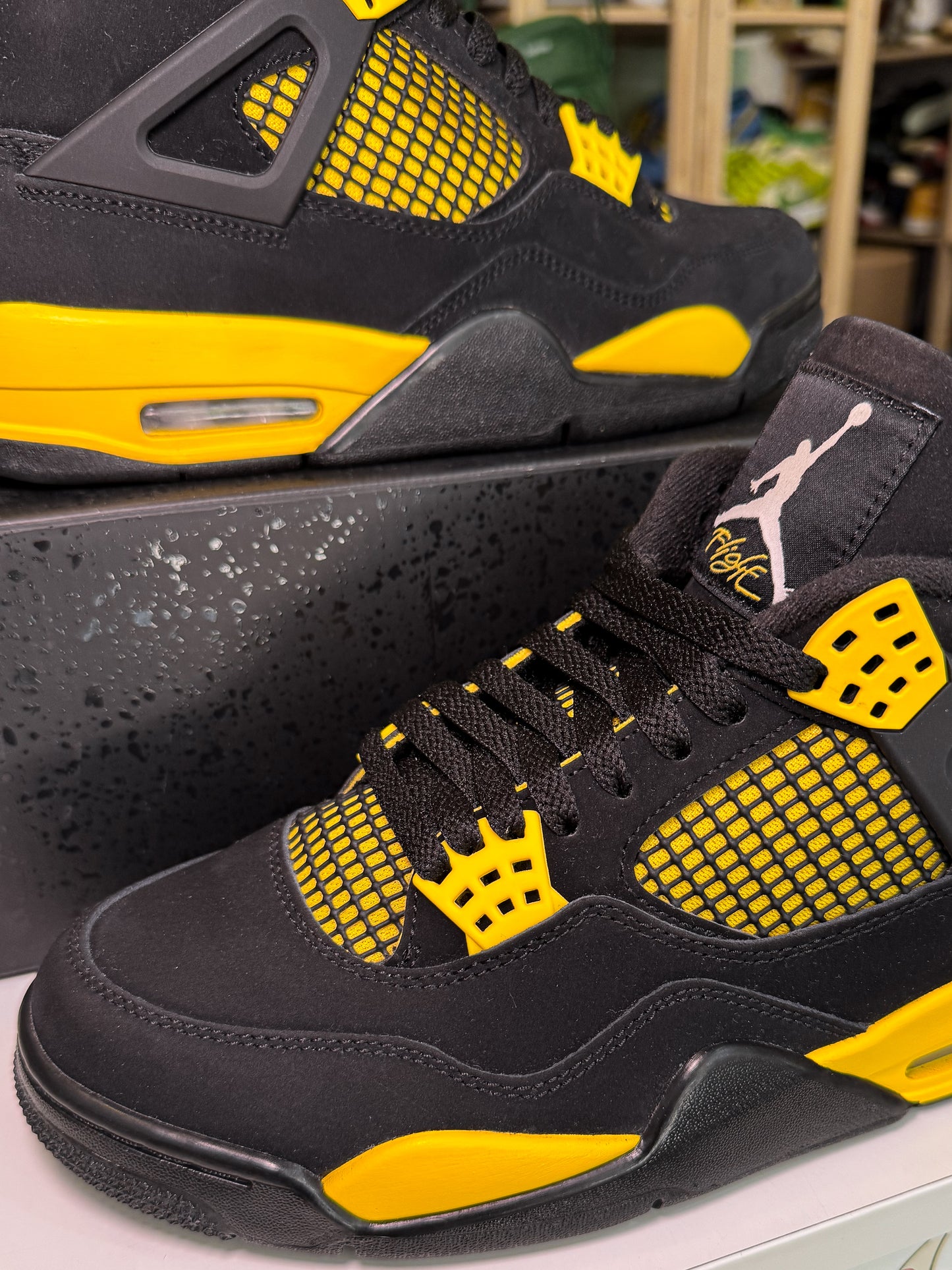 Air Jordan 4 Retro 'Thunder' 2023 - Recondicionado