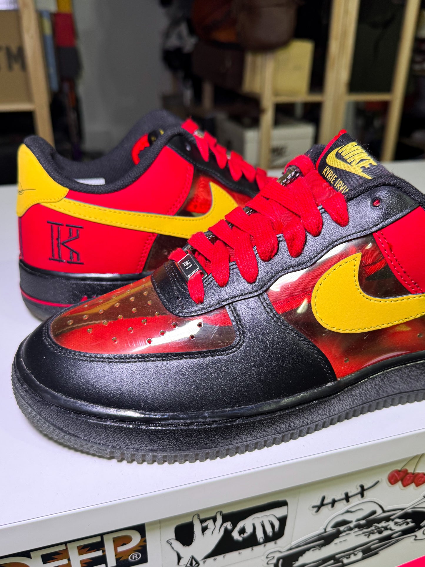 Nike Air Force 1 CMFT Signature QS ‘Kyrie Irving’ - Recondicionado