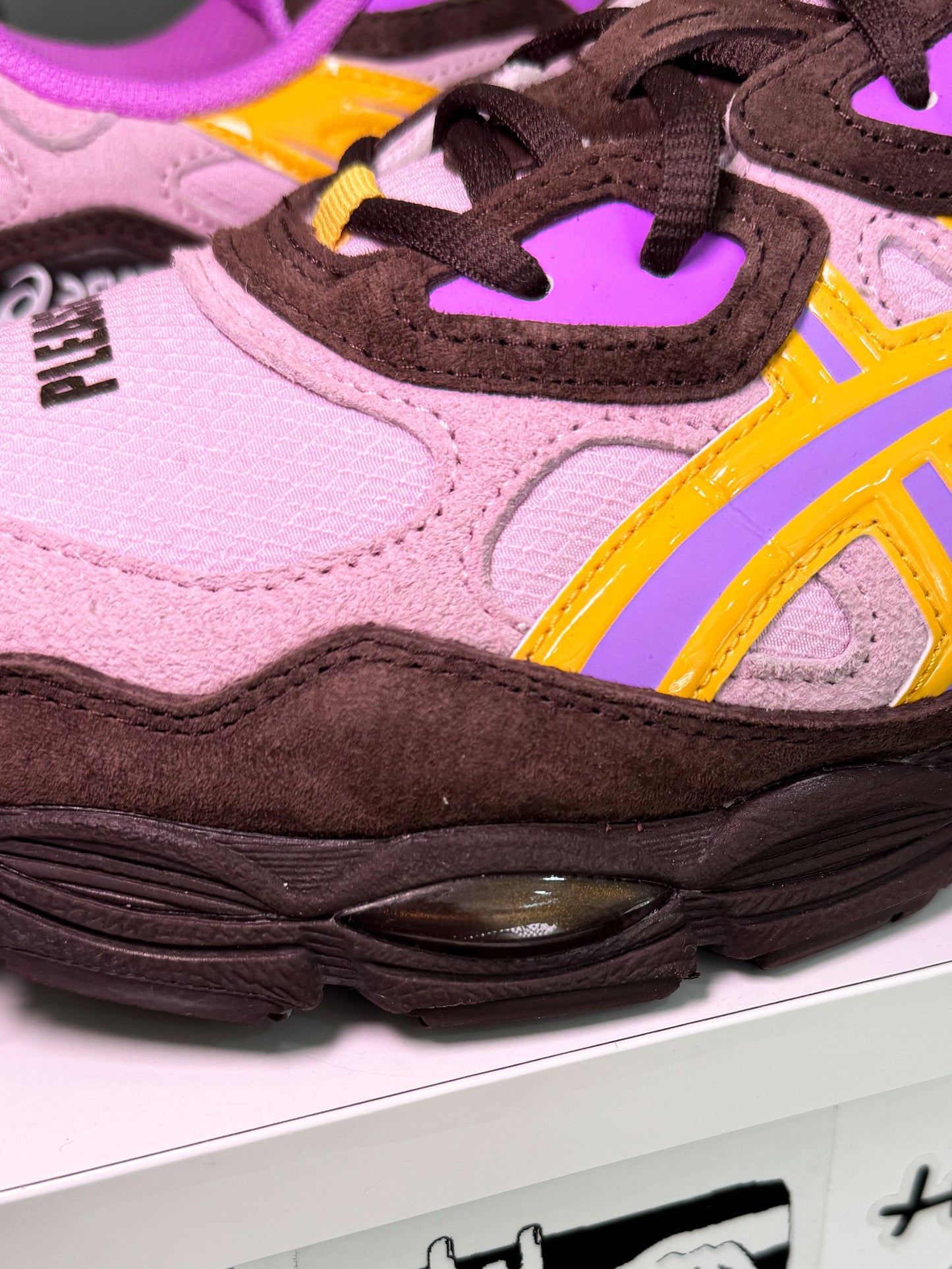 ASICS Gel NYC x Pleasures ‘World of Pleasures’ 2024 - Recondicionado