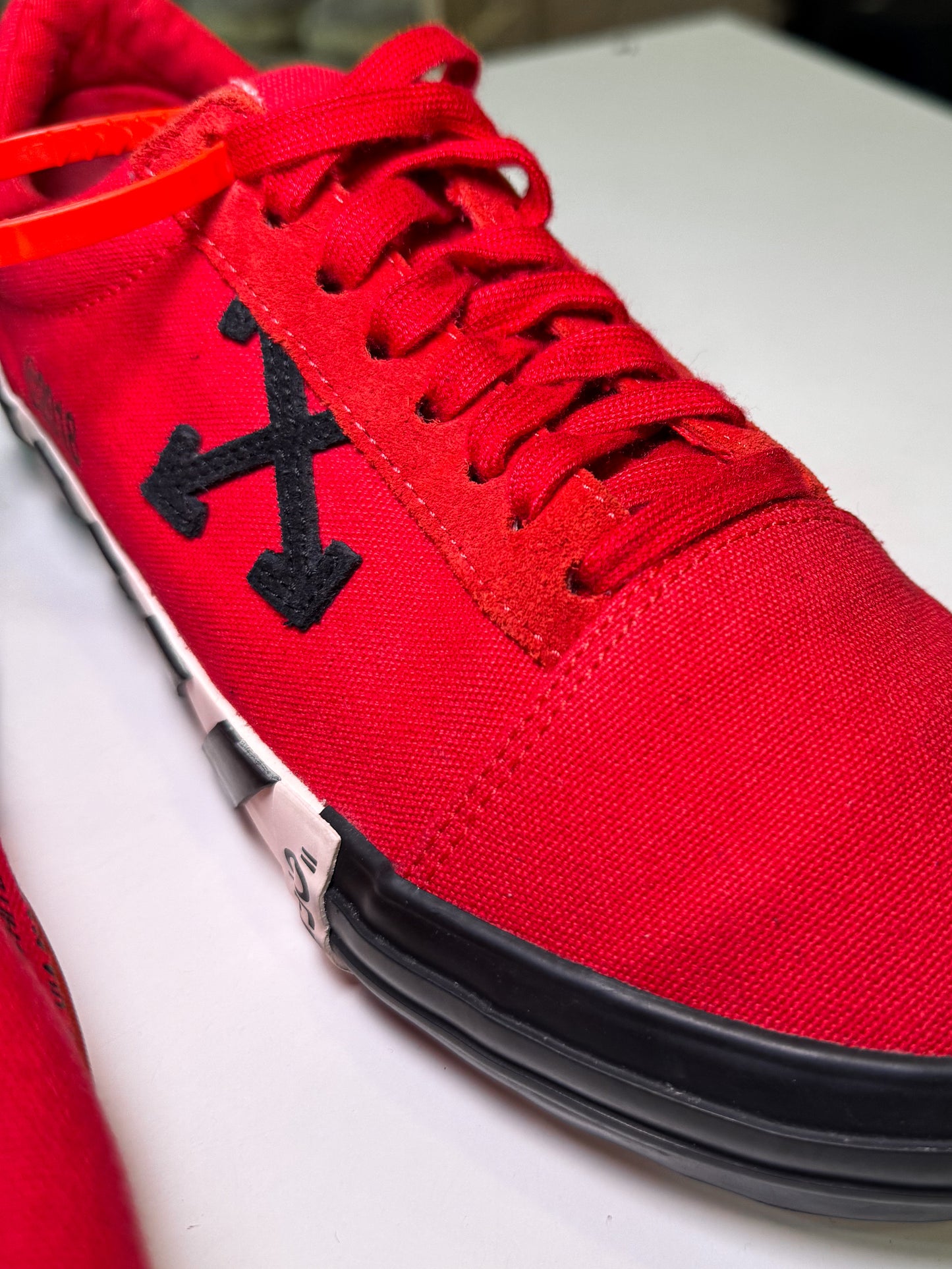 Off White Vulcanized Low Canvas ’Red’ 2018 - Recondicionado