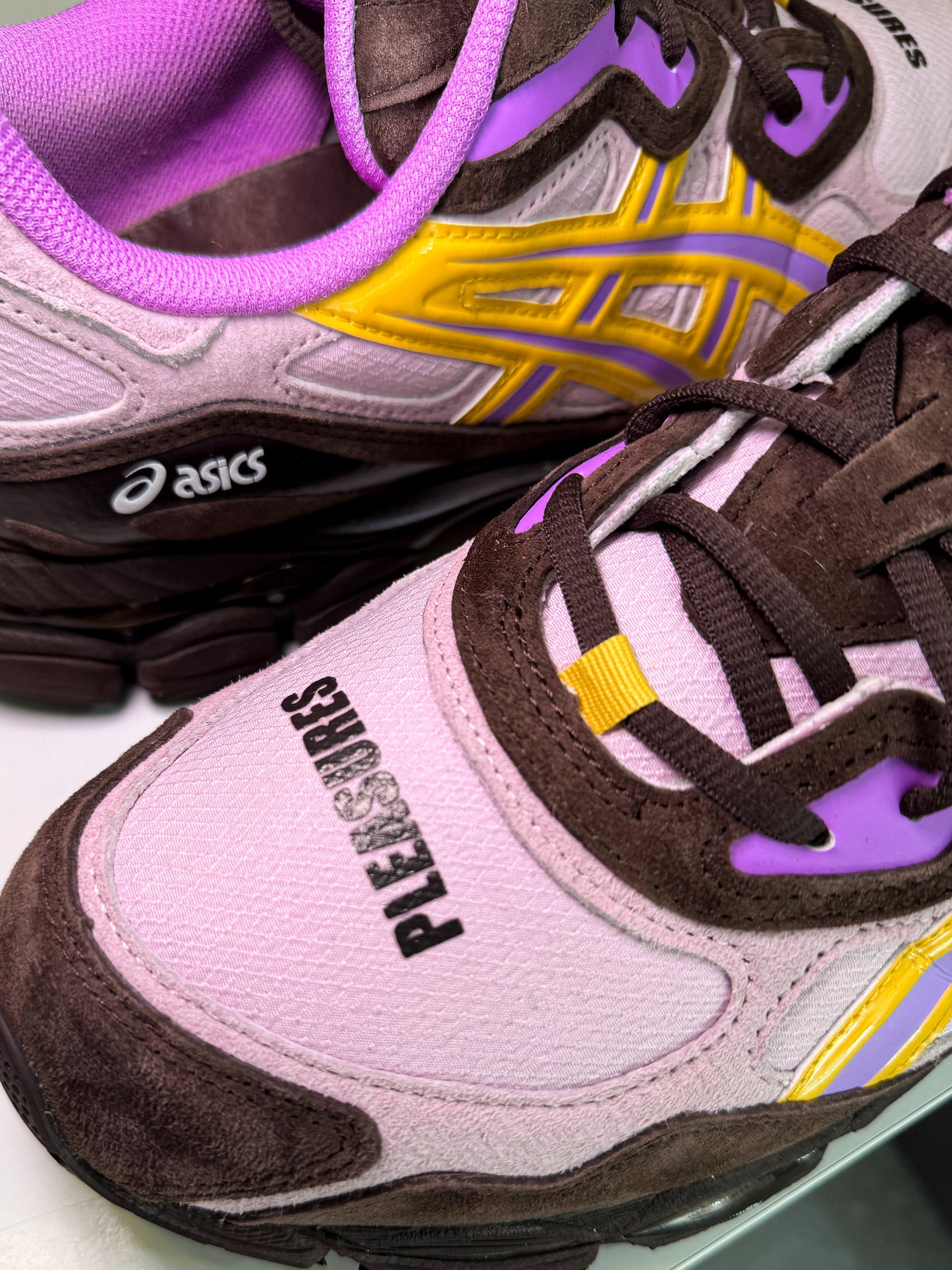 ASICS Gel NYC x Pleasures ‘World of Pleasures’ 2024 - Recondicionado