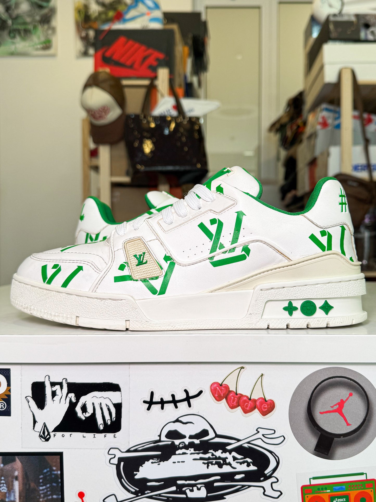 Louis Vuitton LV Trainer Low Signature #54 ‘White Green Recycled’ - Recondicionado