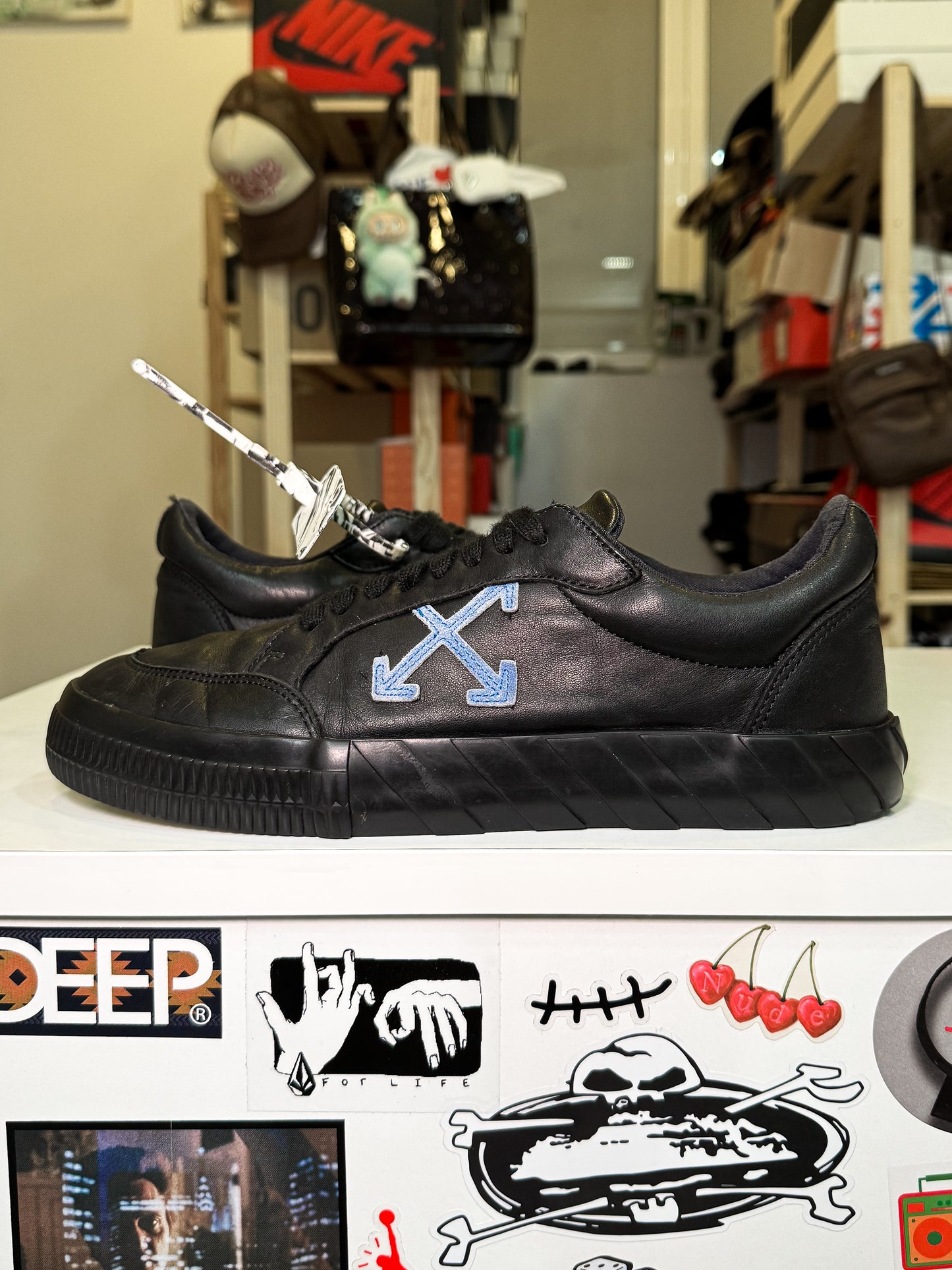 Off White Vulcanized Leather ‘Black Blue’ - Recondicionado