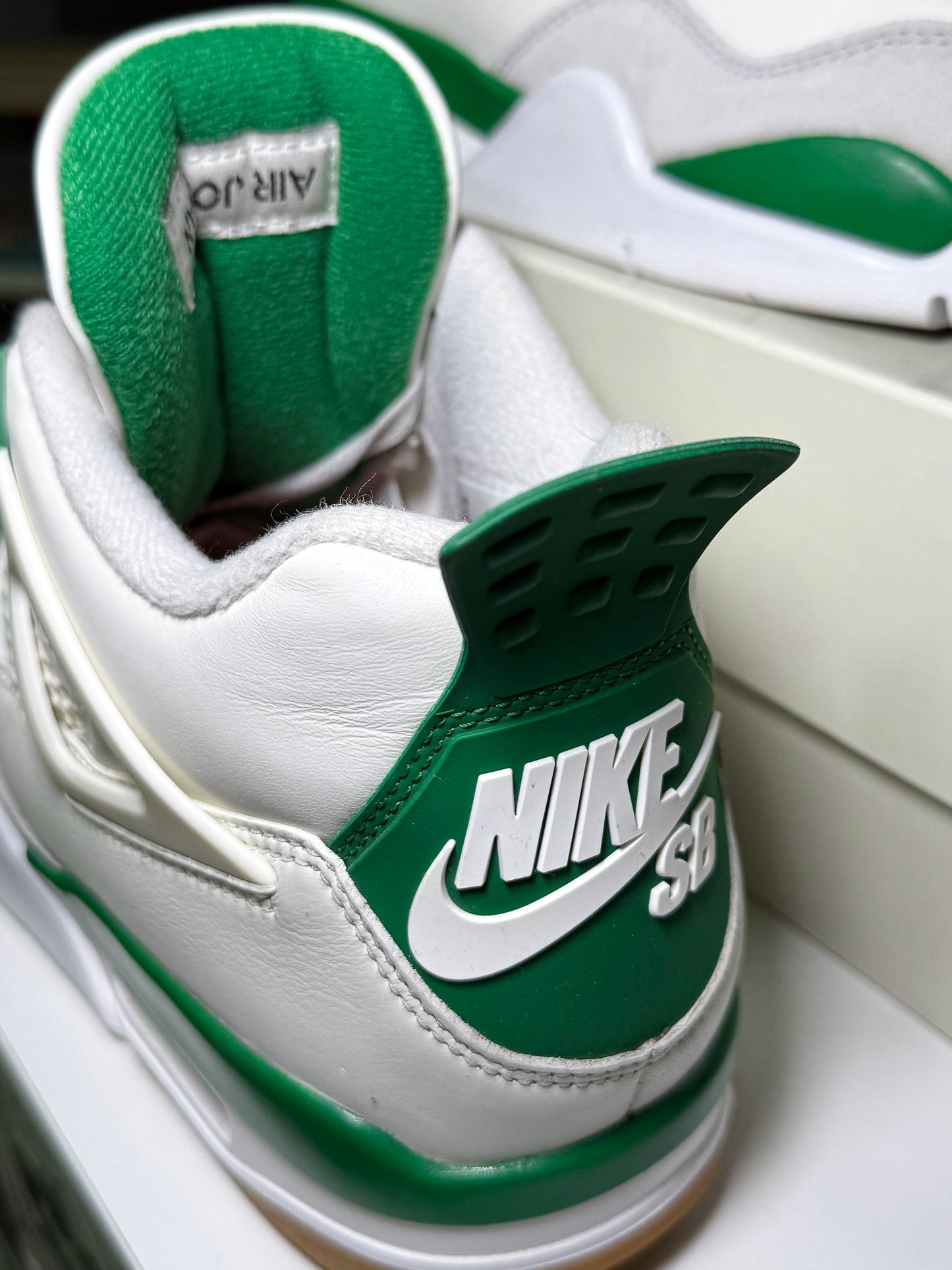 Air Jordan 4 Retro SB 'Pine Green' 2023 - Recondicionado