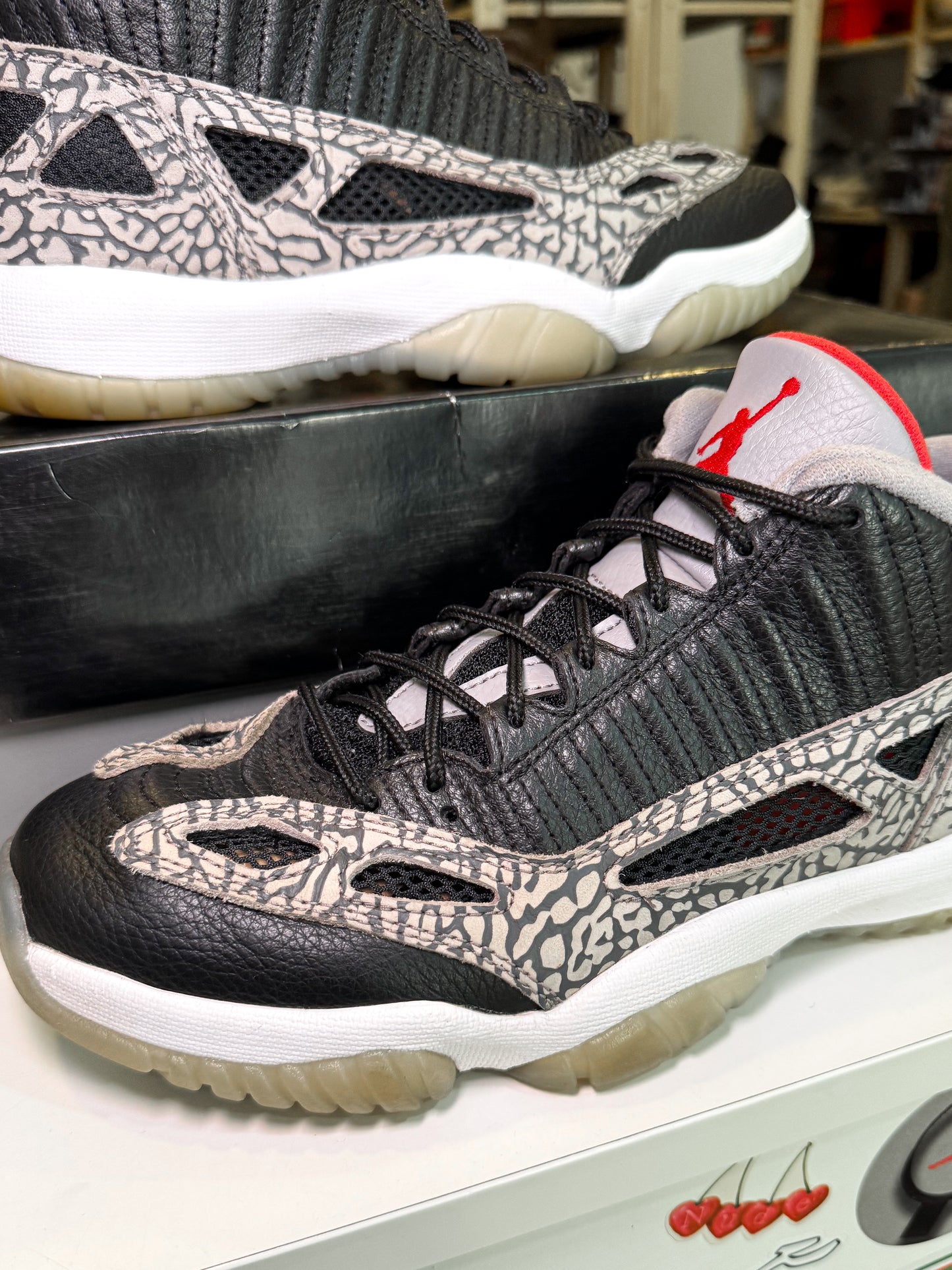 Air Jordan 11 Retro Low IE ‘Black Cement’ 2020 - Recondicionado
