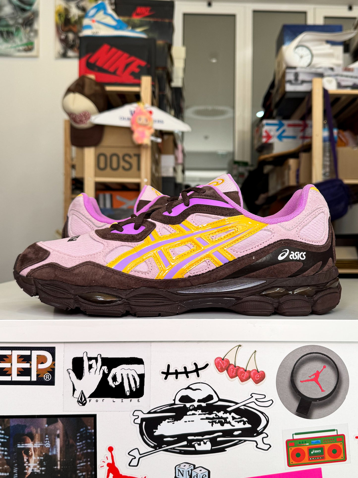 ASICS Gel NYC x Pleasures ‘World of Pleasures’ 2024 - Recondicionado