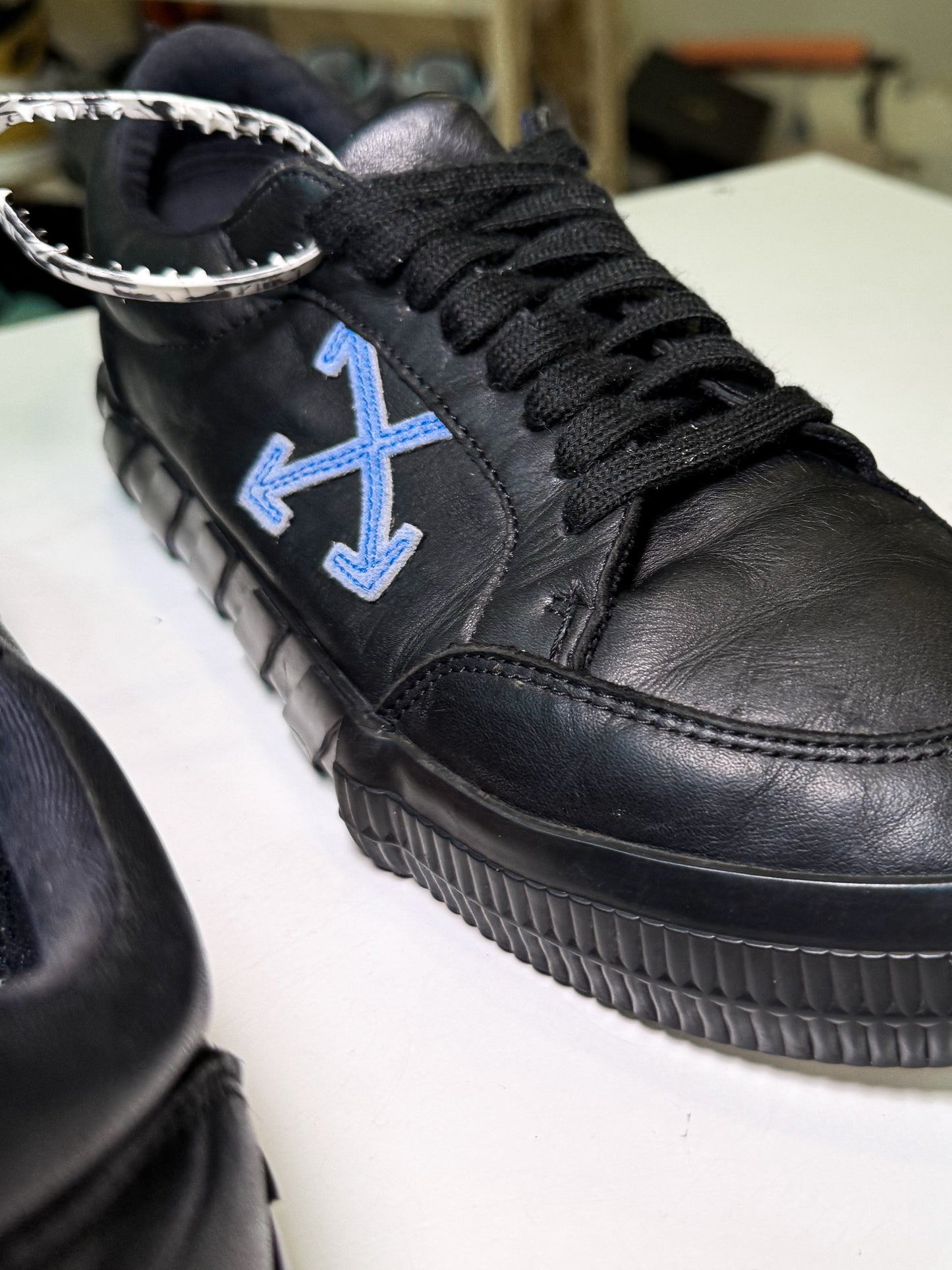Off White Vulcanized Leather ‘Black Blue’ - Recondicionado