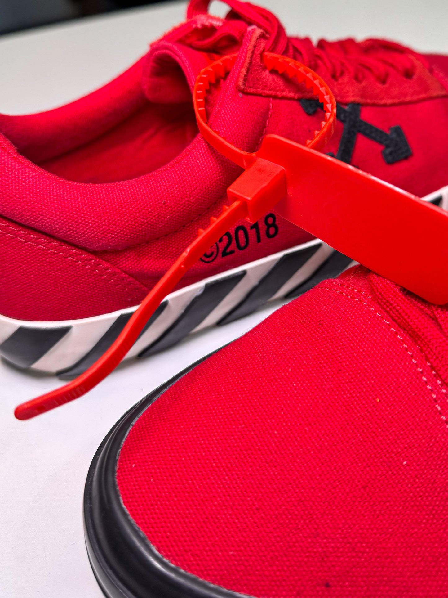 Off White Vulcanized Low Canvas ’Red’ 2018 - Recondicionado