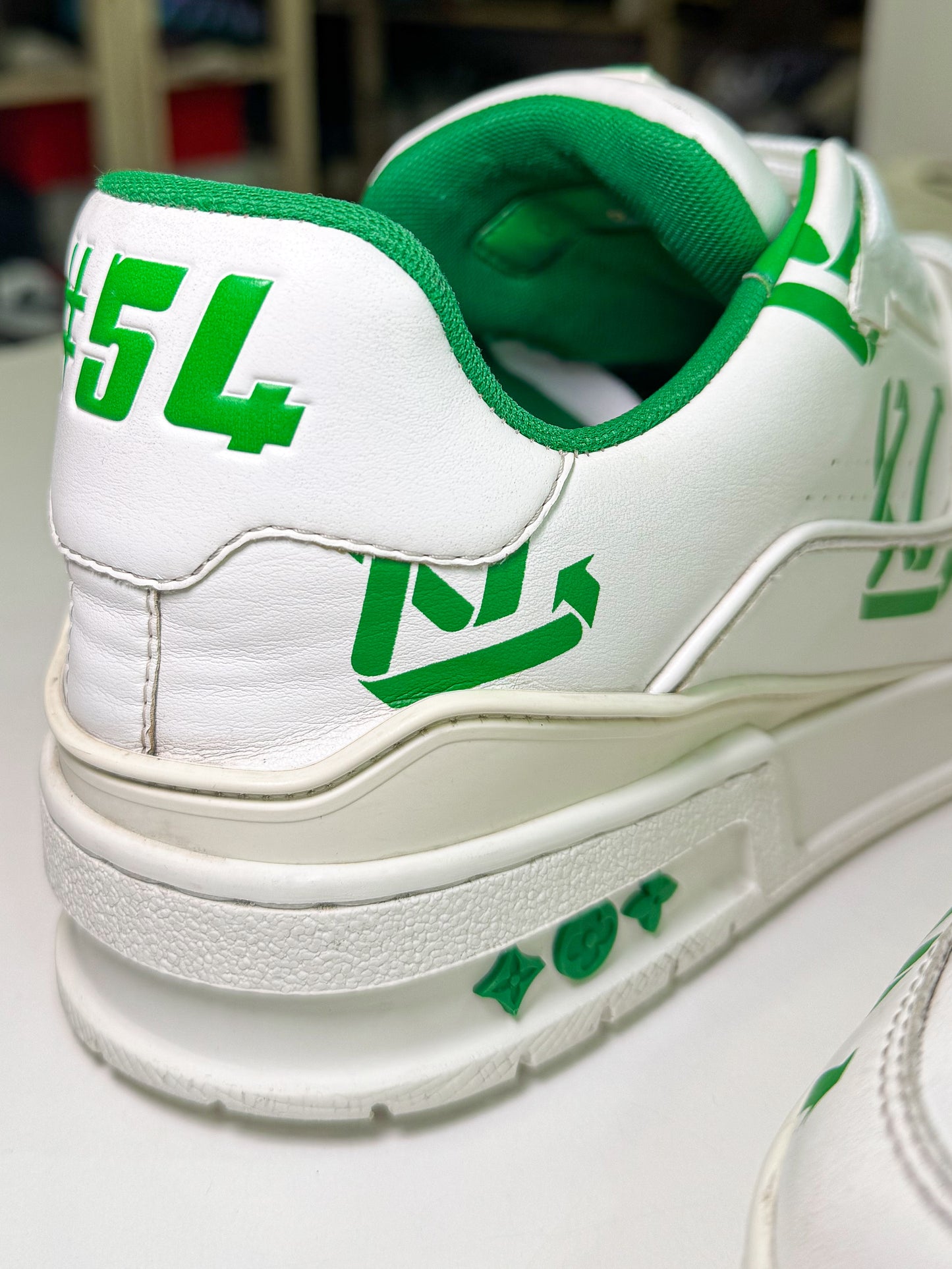 Louis Vuitton LV Trainer Low Signature #54 ‘White Green Recycled’ - Recondicionado