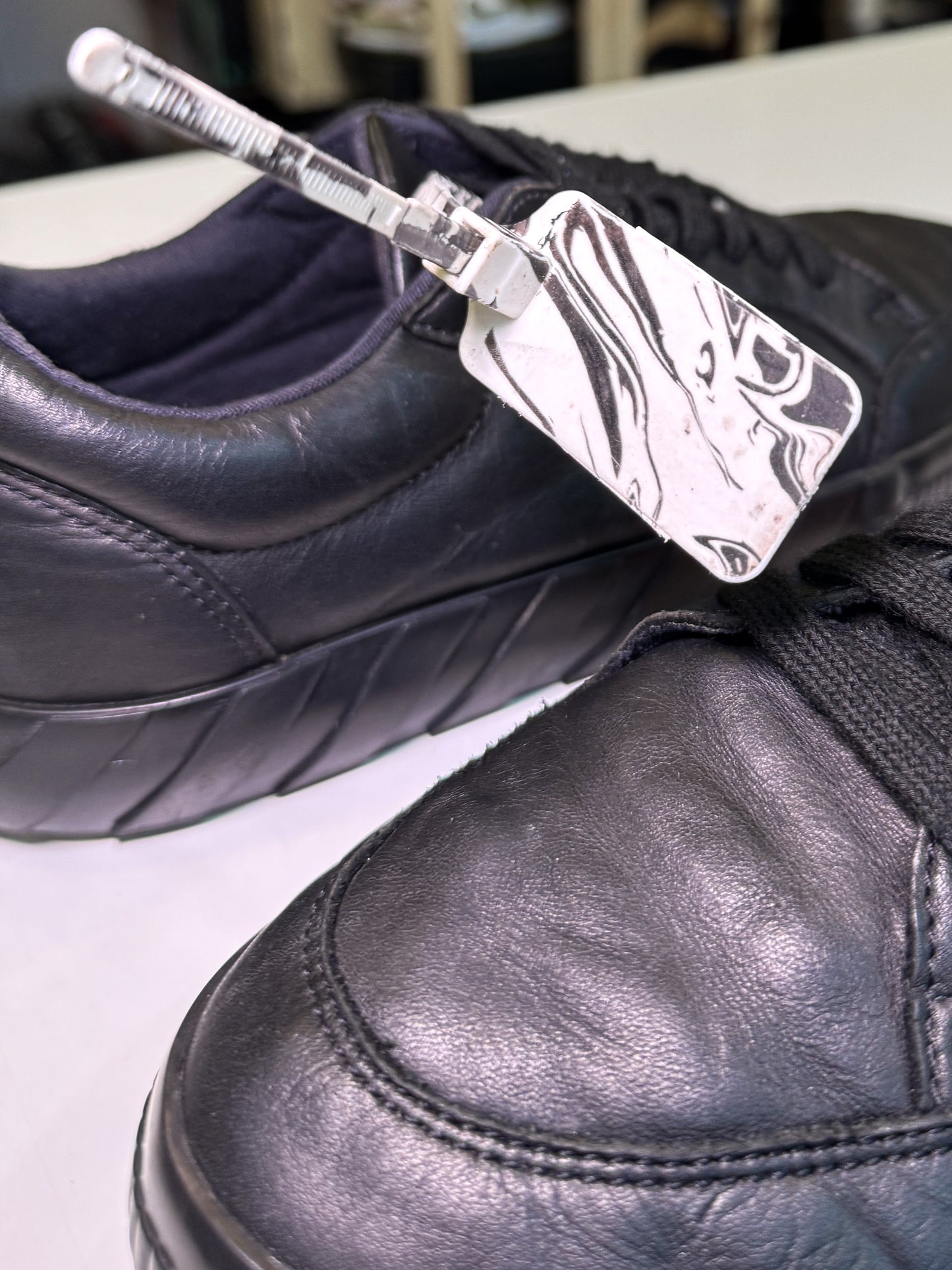 Off White Vulcanized Leather ‘Black Blue’ - Recondicionado