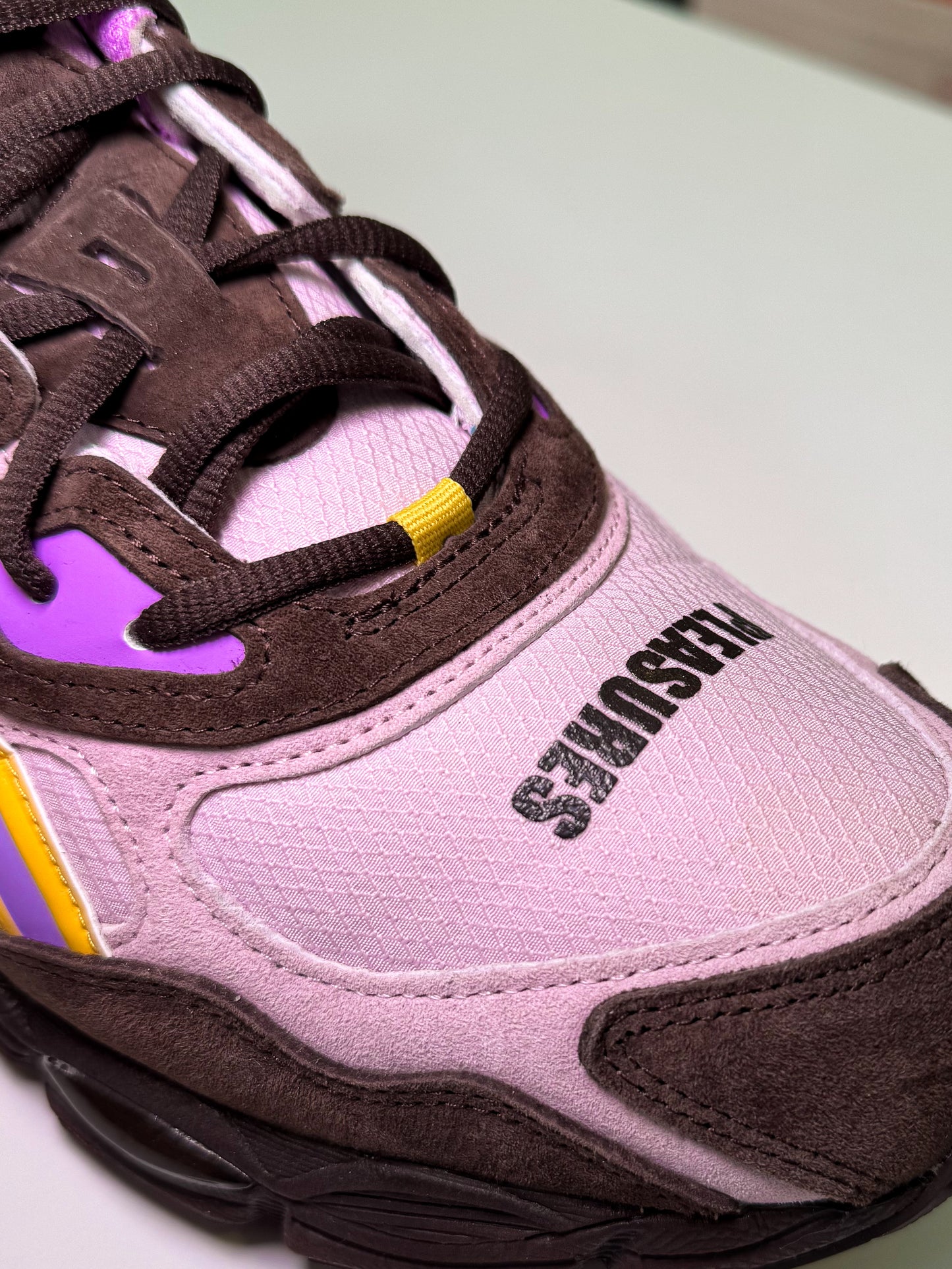ASICS Gel NYC x Pleasures ‘World of Pleasures’ 2024 - Recondicionado