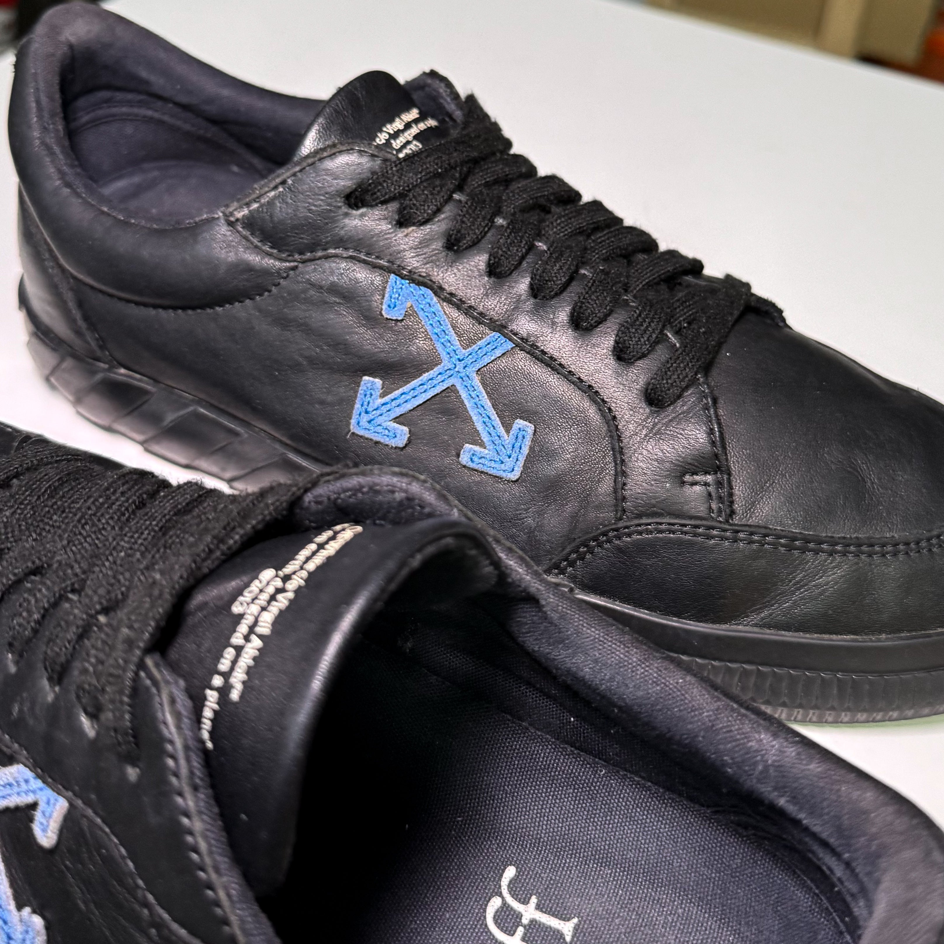 Off White Vulcanized Leather ‘Black Blue’ - Recondicionado