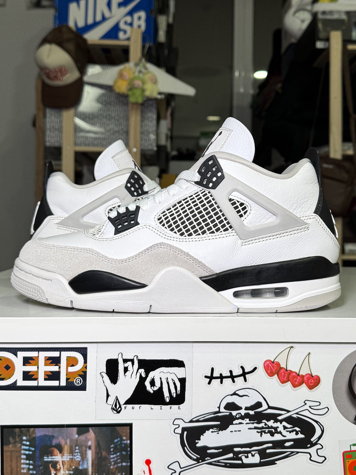 Air Jordan 4 Retro 'Military Black' 2022 - Recondicionado