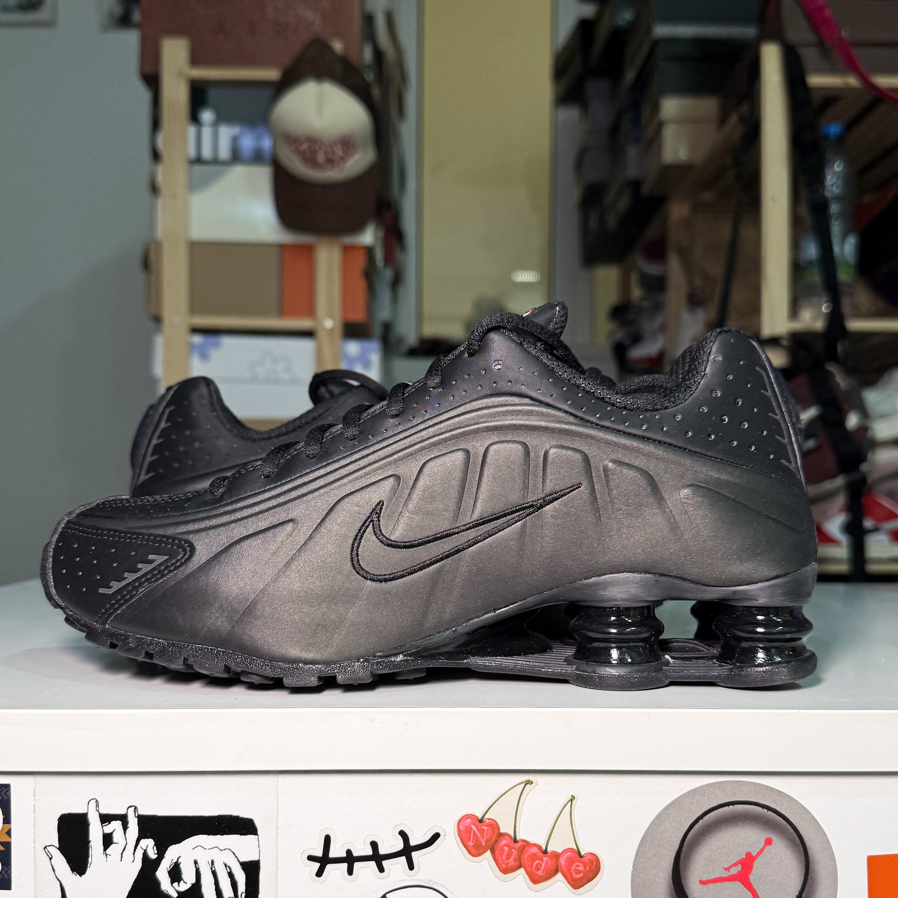 Nike Shox R4 ‘Triple Black’ 2025 - DS