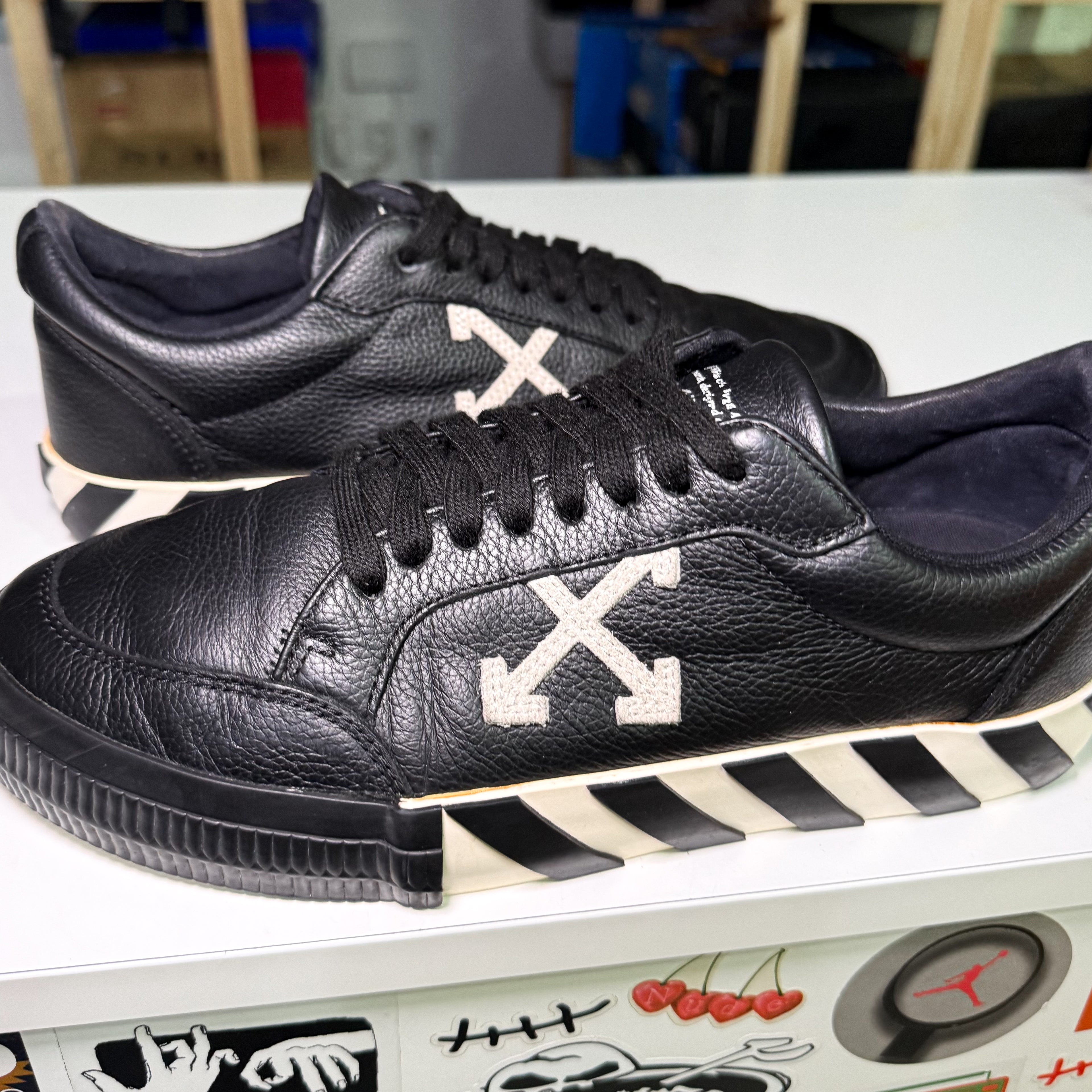 Off White Vulcanized Leather ‘Black White’ - Recondicionado