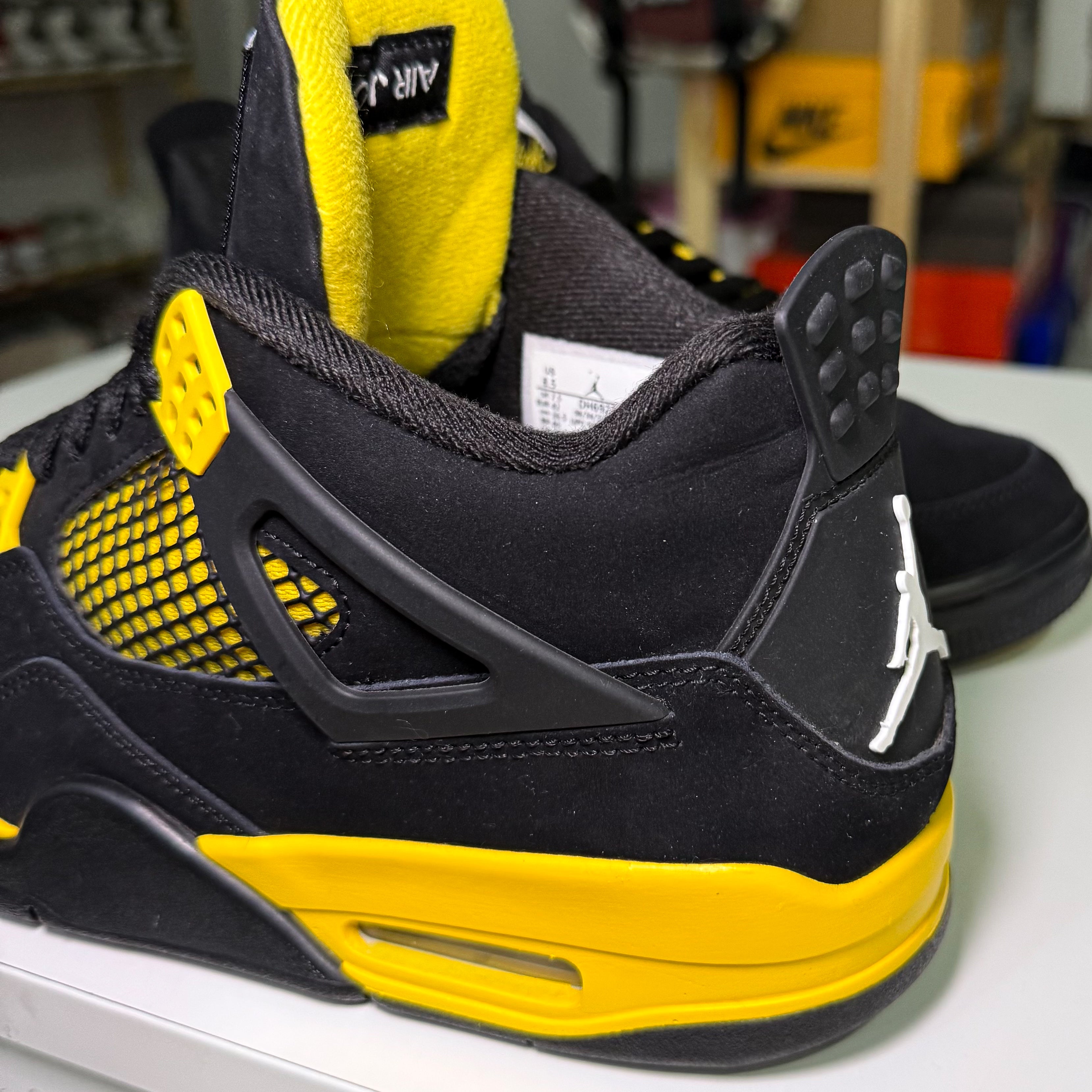 Air Jordan 4 Retro 'Thunder' 2023 - Recondicionado