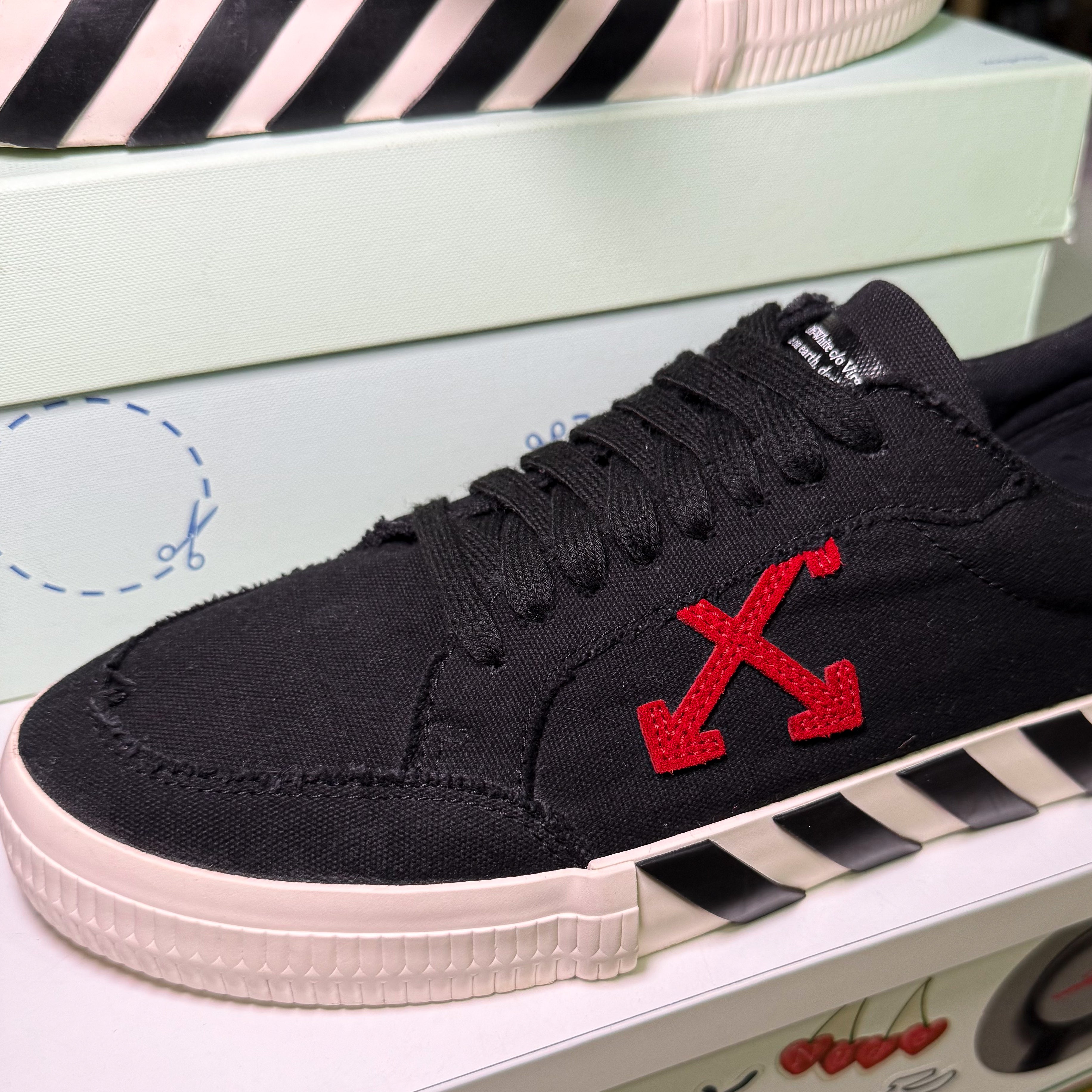 Off White Vulcanized Canvas ‘Black Red’ - Recondicionado