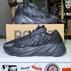 Adidas Yeezy 700 MNVN ‘Triple Black’ - Recondicionado