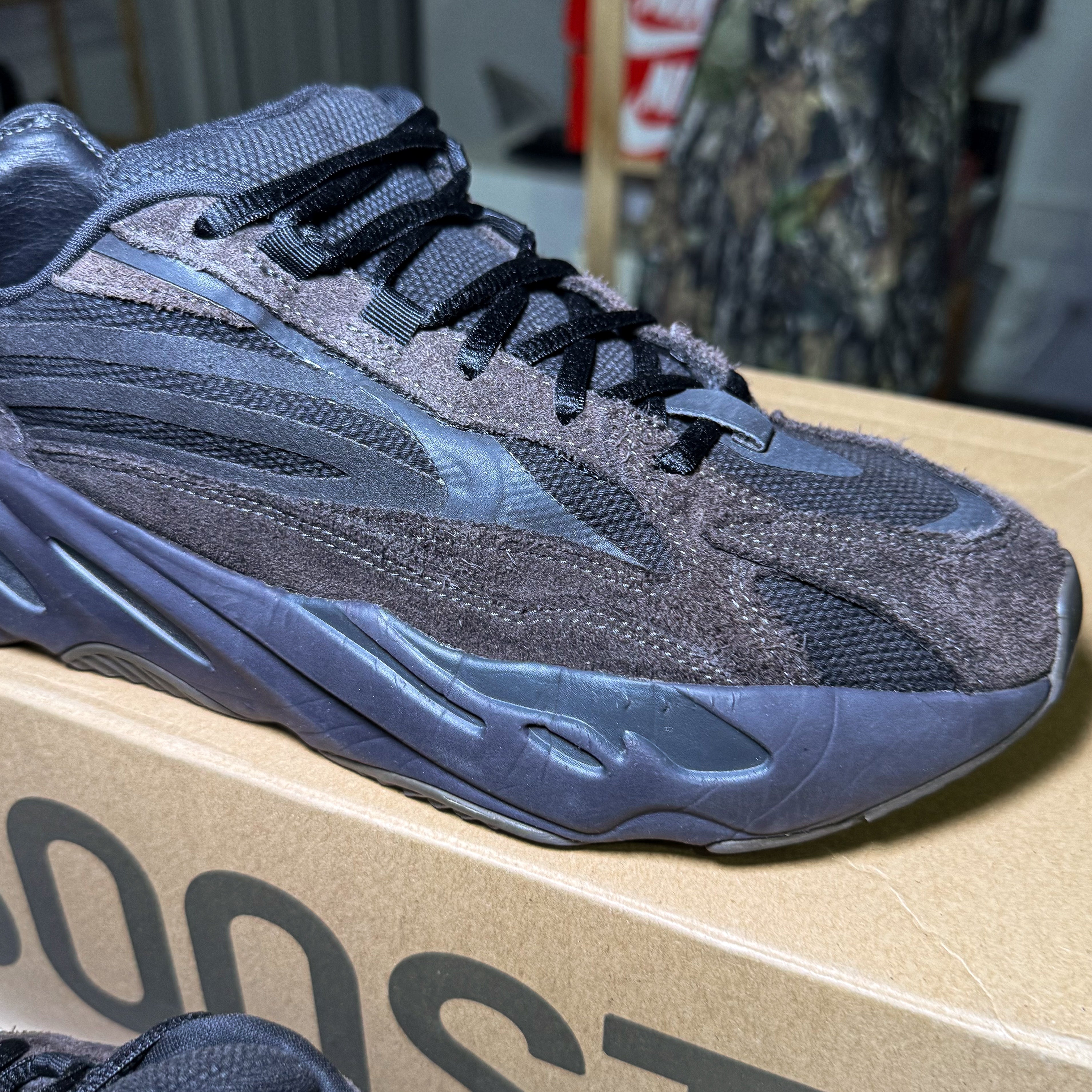 Adidas Yeezy 700 v2 ‘Vanta Black’ - Recondicionado