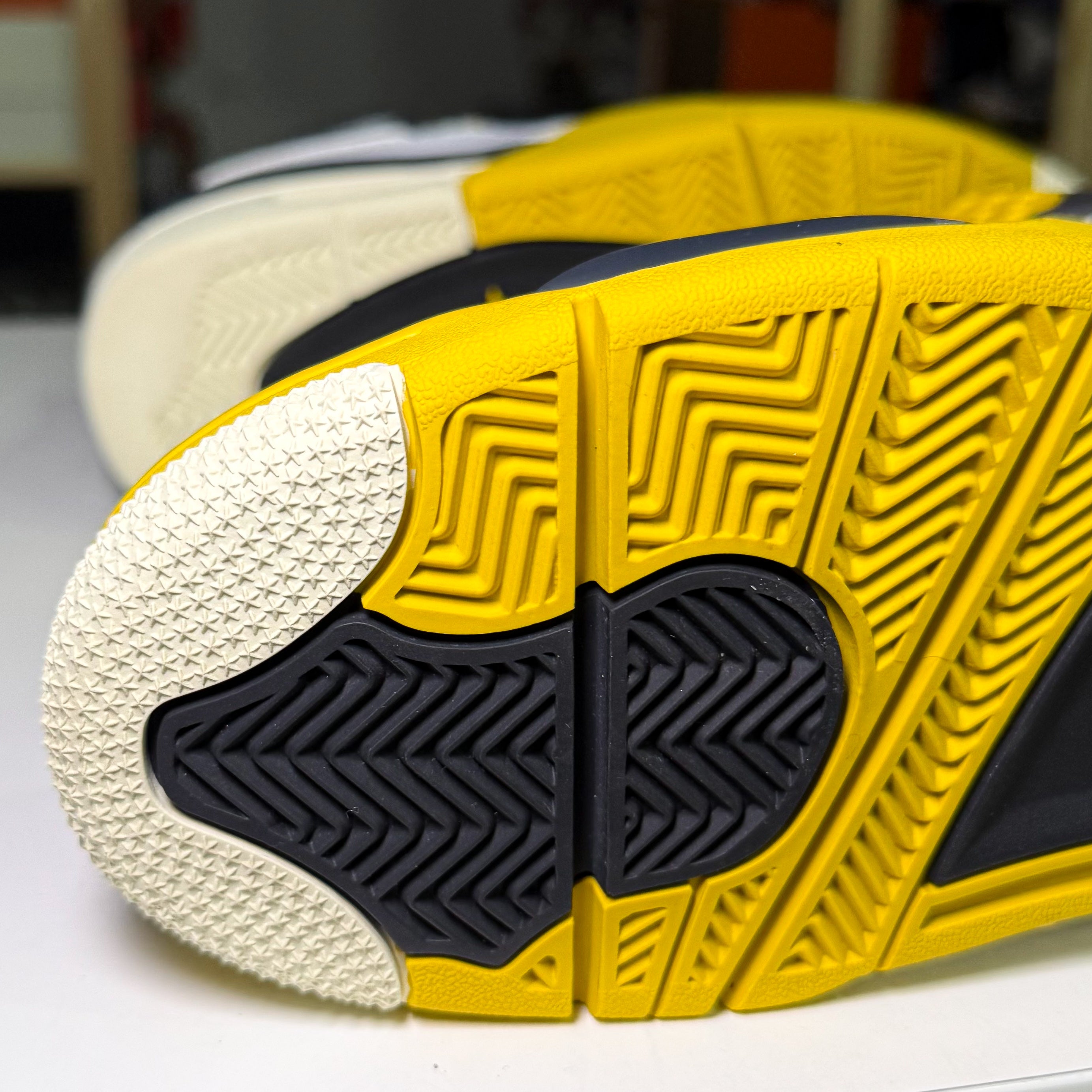 Air Jordan 4 Retro 'Vivid Sulfur’ W 2024 - Recondicionado