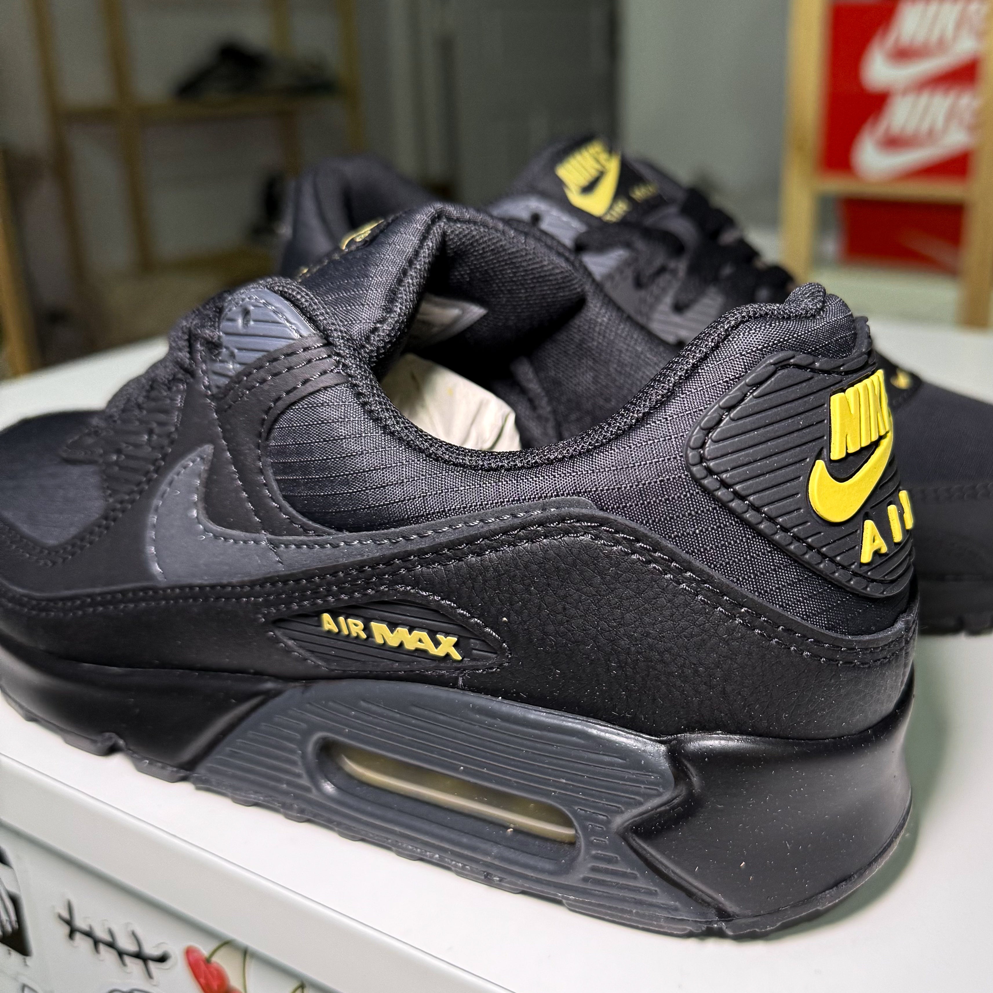 Nike Air Max 90 ‘Black Buff Gold’ 2025 - DS