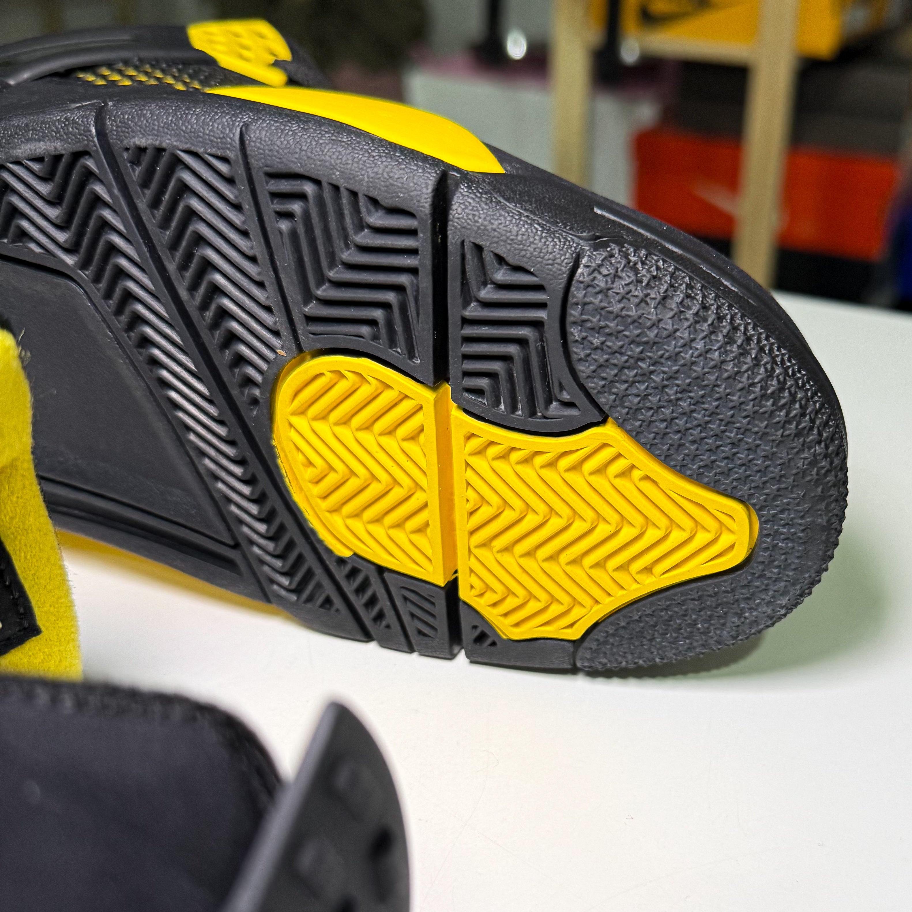 Air Jordan 4 Retro 'Thunder' 2023 - Recondicionado