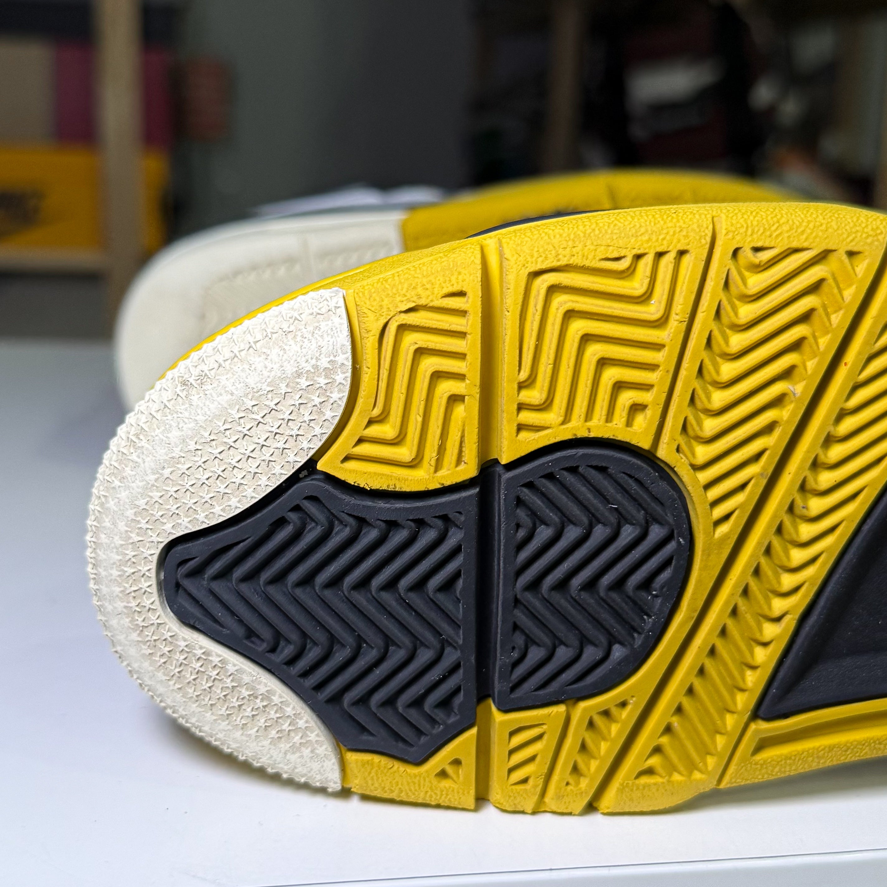 Air Jordan 4 Retro 'Vivid Sulfur’ W 2024 - Recondicionado