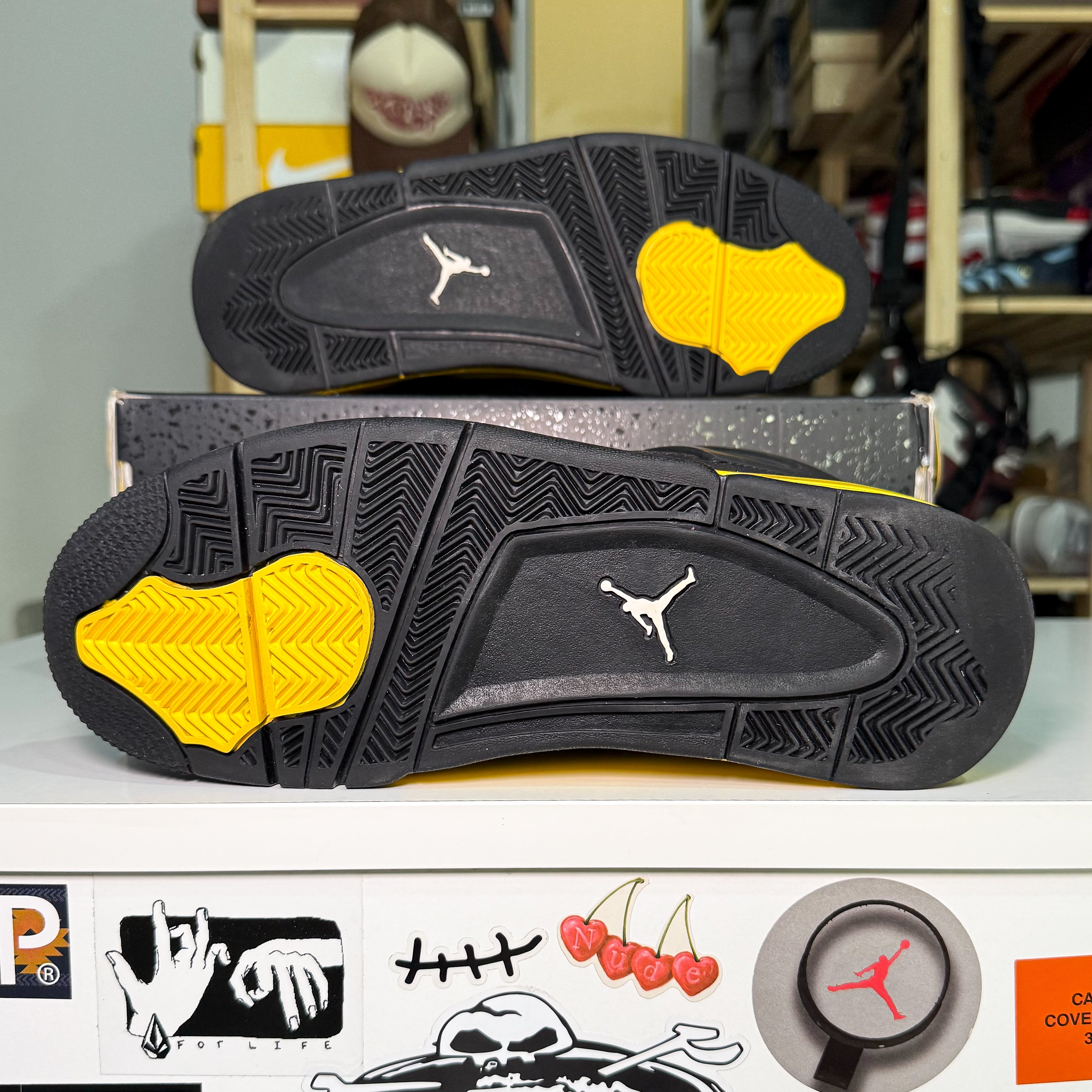 Air Jordan 4 Retro 'Thunder' 2023 - Recondicionado