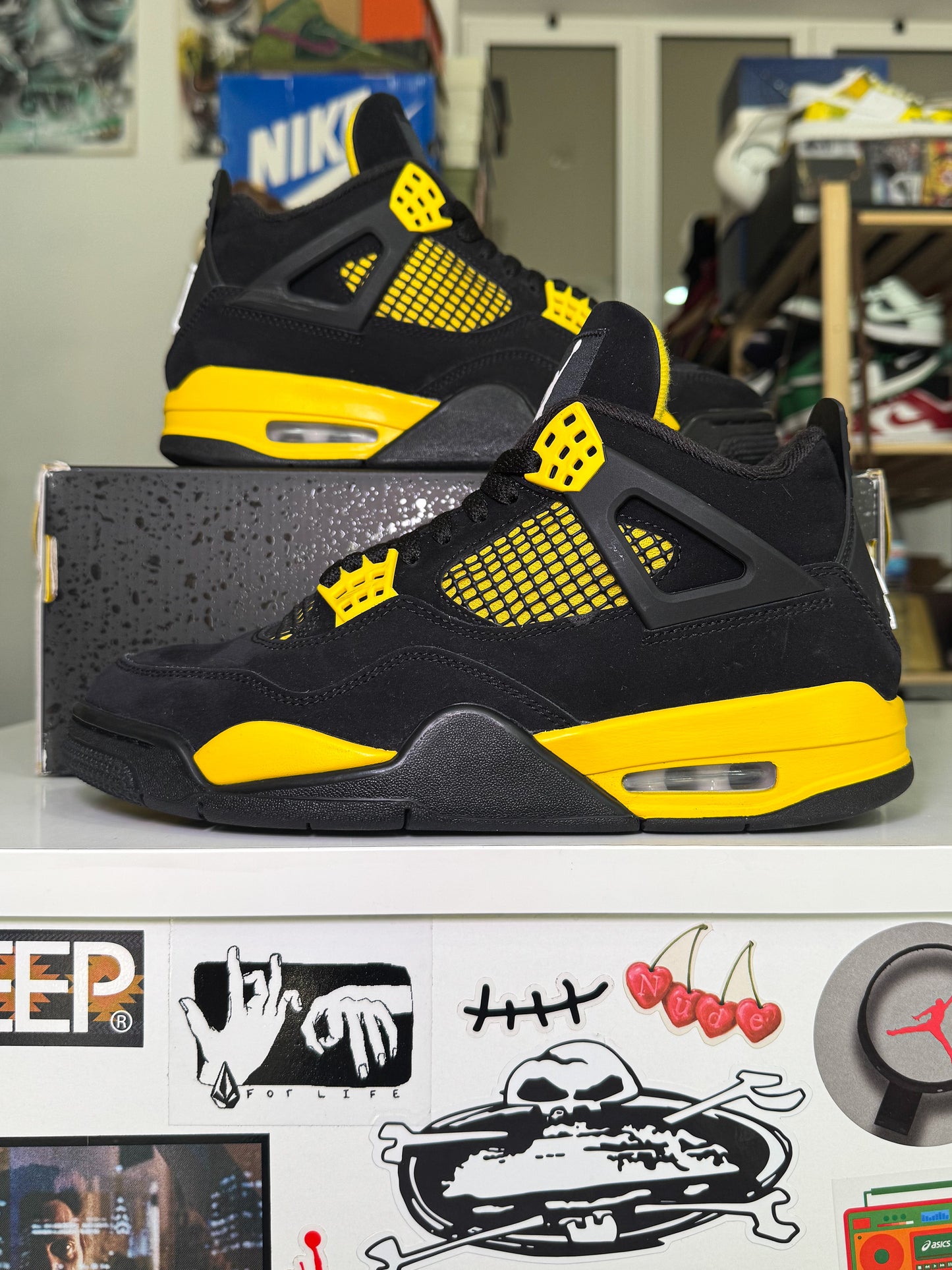 Air Jordan 4 Retro 'Thunder' 2023 - Recondicionado