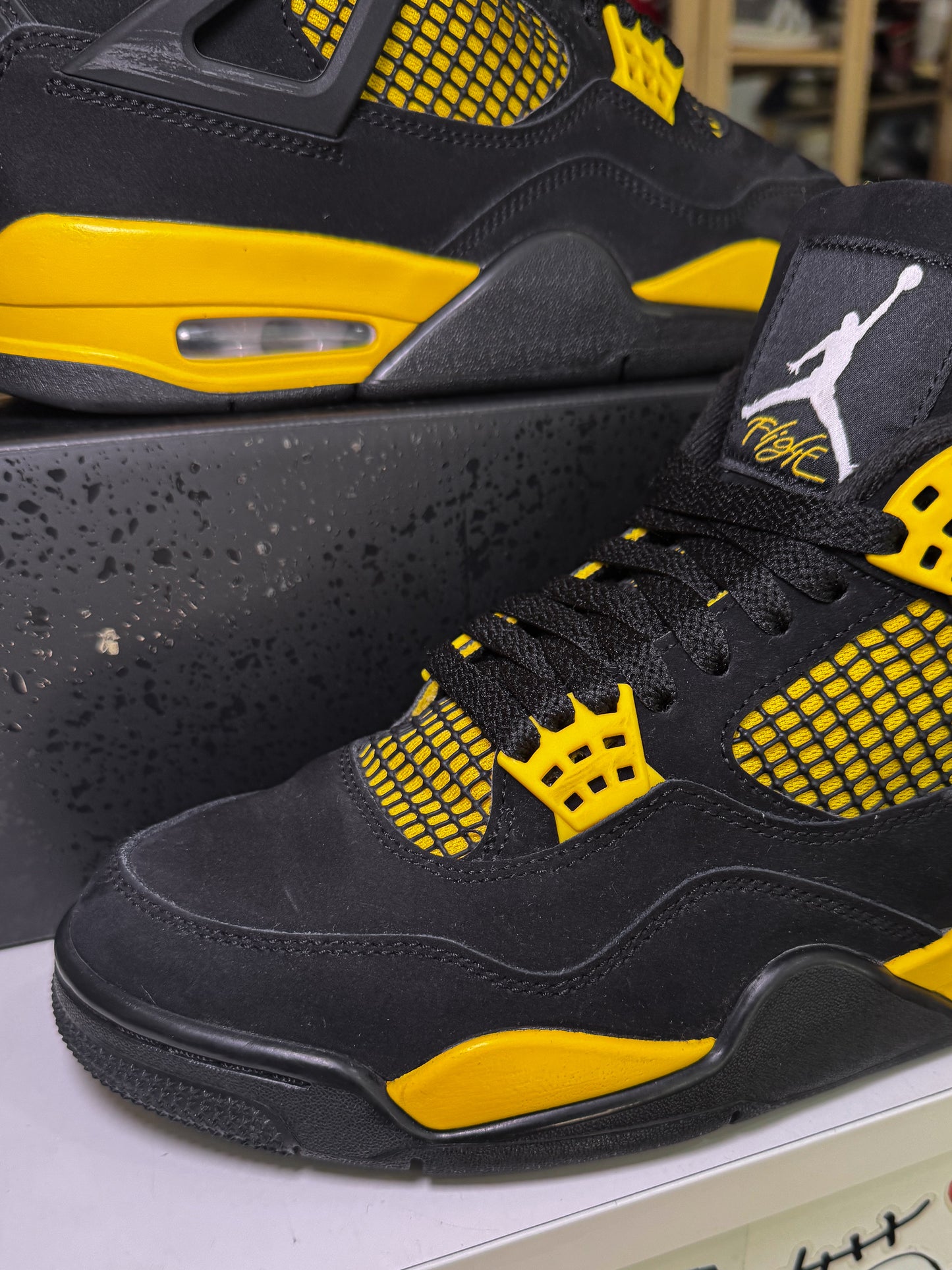 Air Jordan 4 Retro 'Thunder' 2023 - Recondicionado