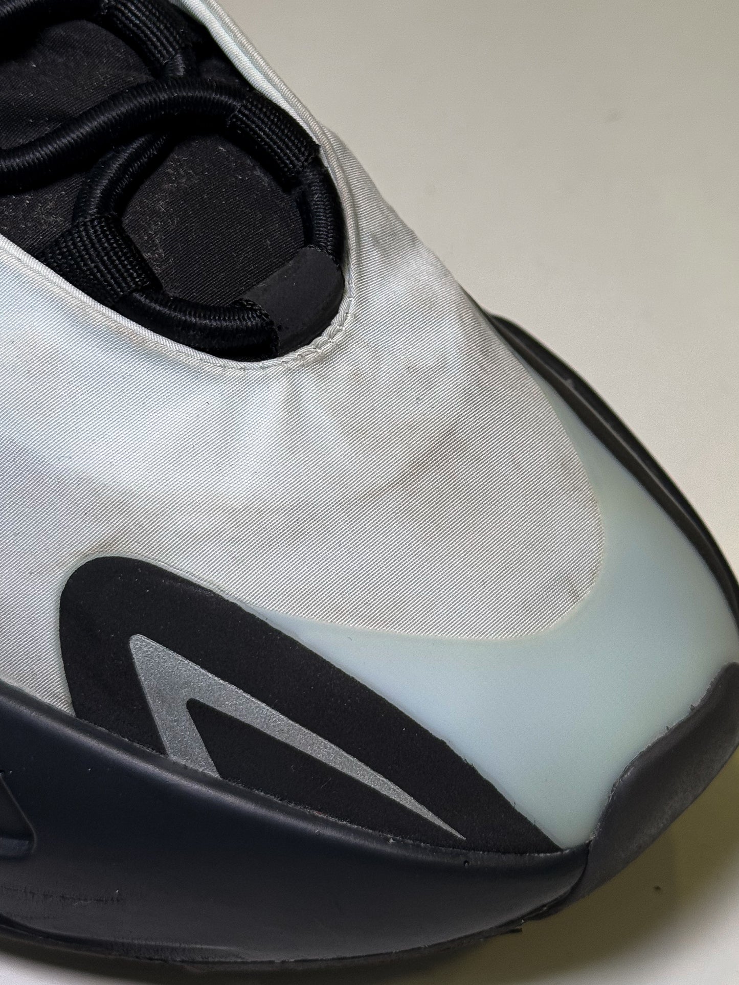 Adidas Yeezy 700 MNVN ‘Blue Tint’ 2021 - Recondicionado