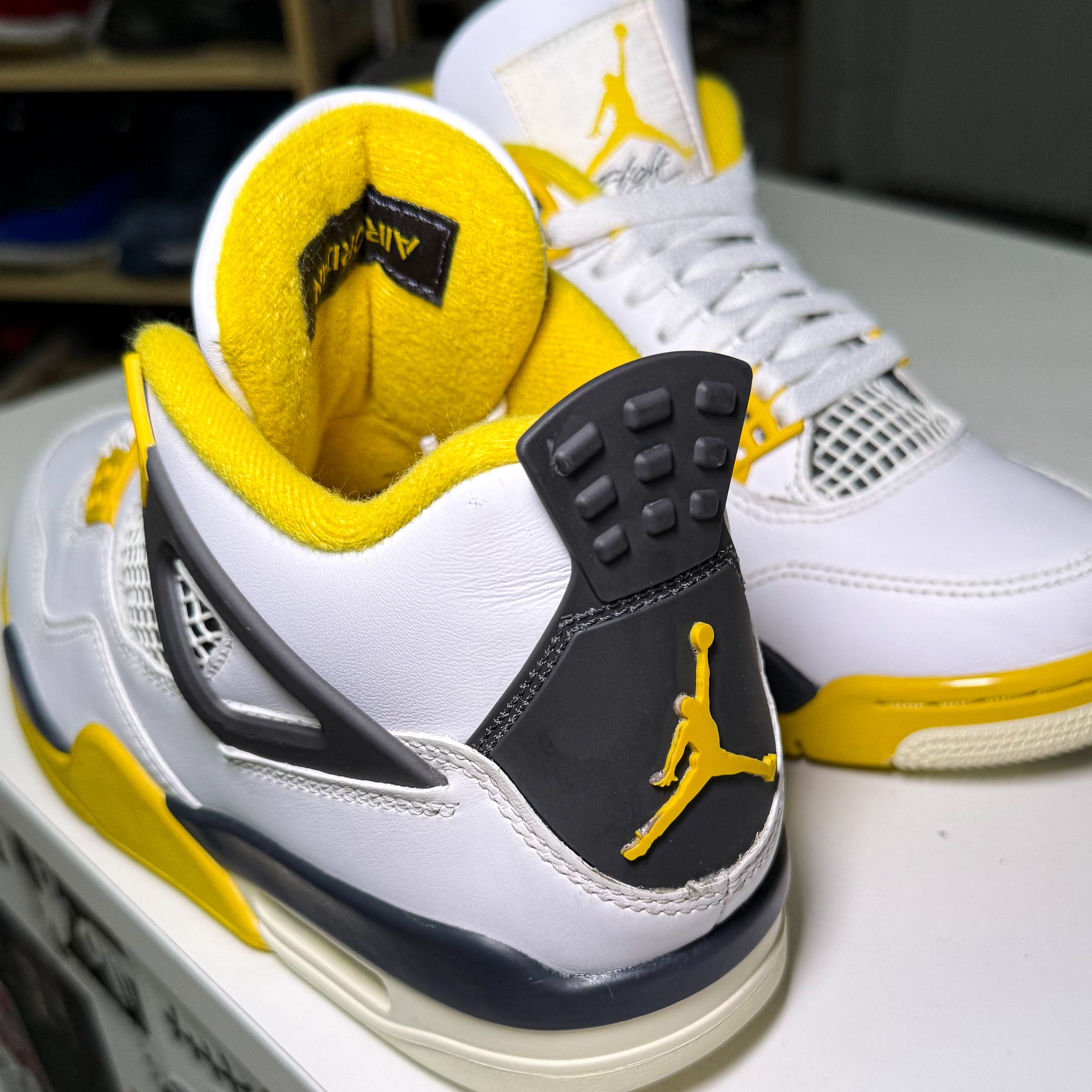Air Jordan 4 Retro 'Vivid Sulfur’ W 2024 - Recondicionado