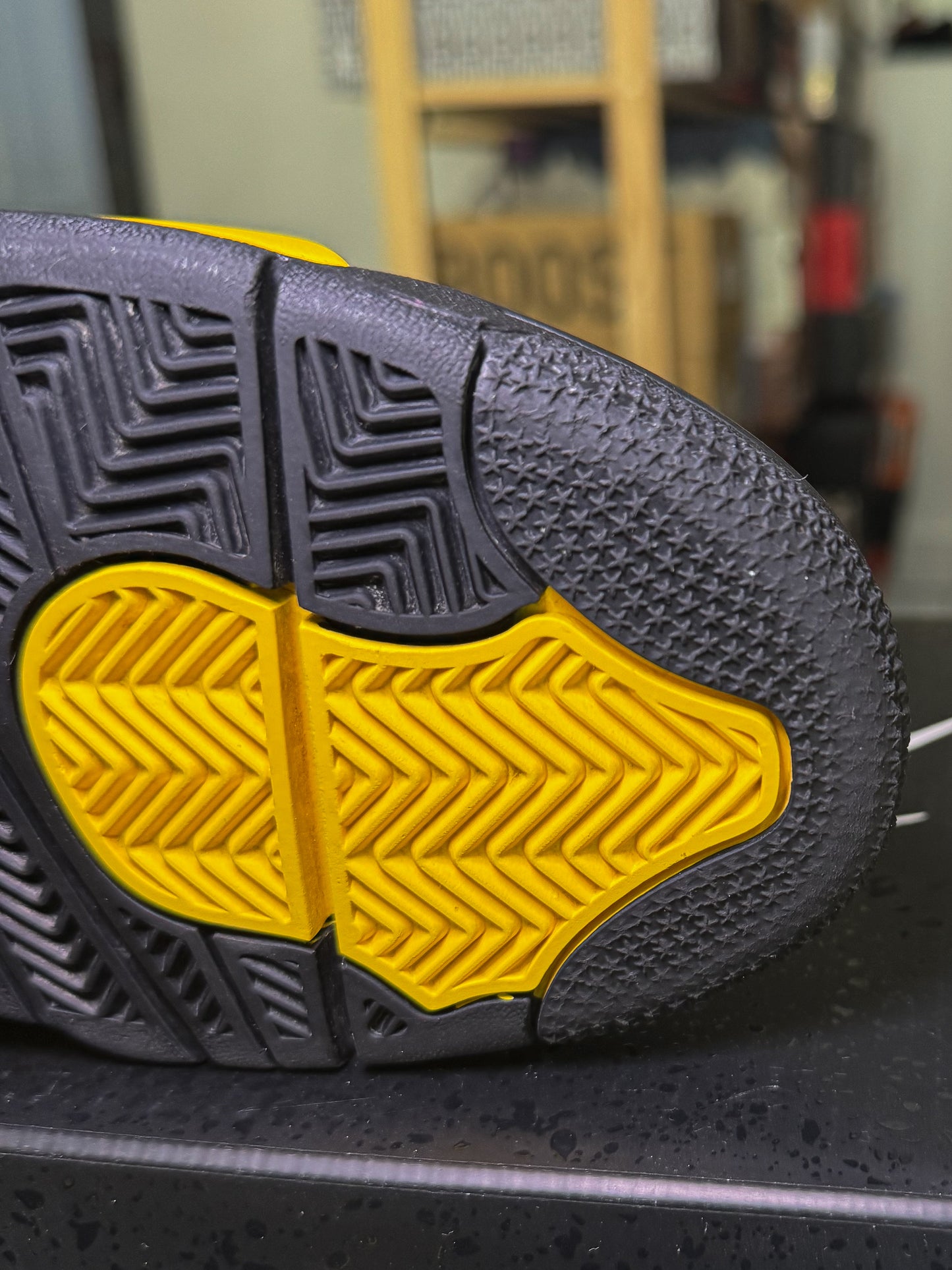 Air Jordan 4 Retro 'Thunder' 2023 - Recondicionado