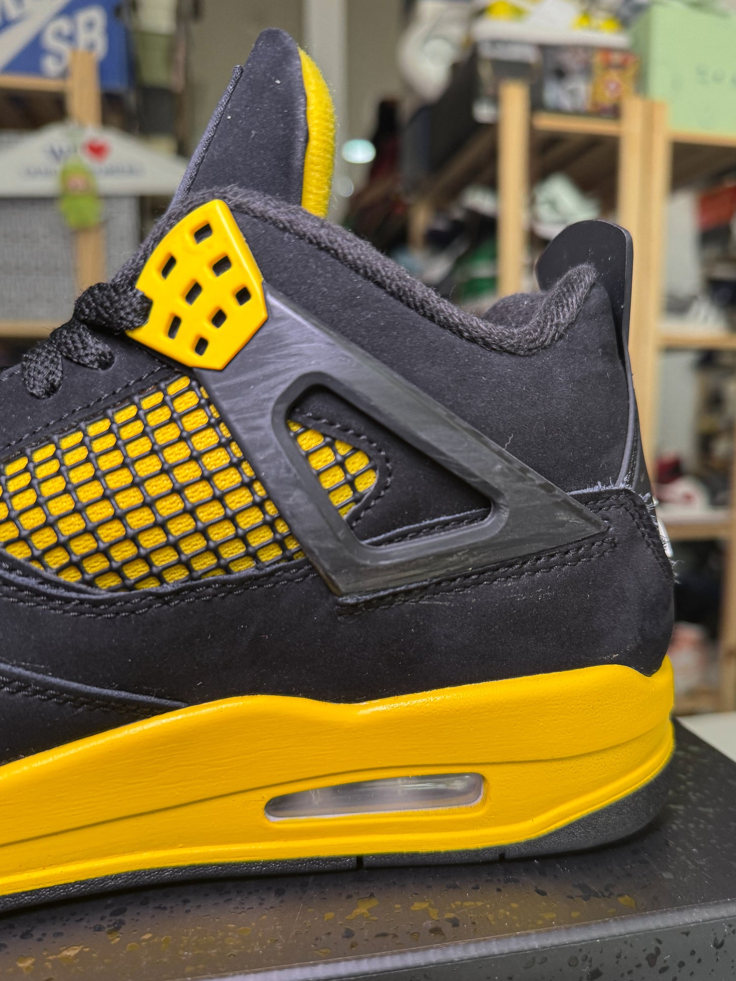 Air Jordan 4 Retro 'Thunder' 2023 - Recondicionado