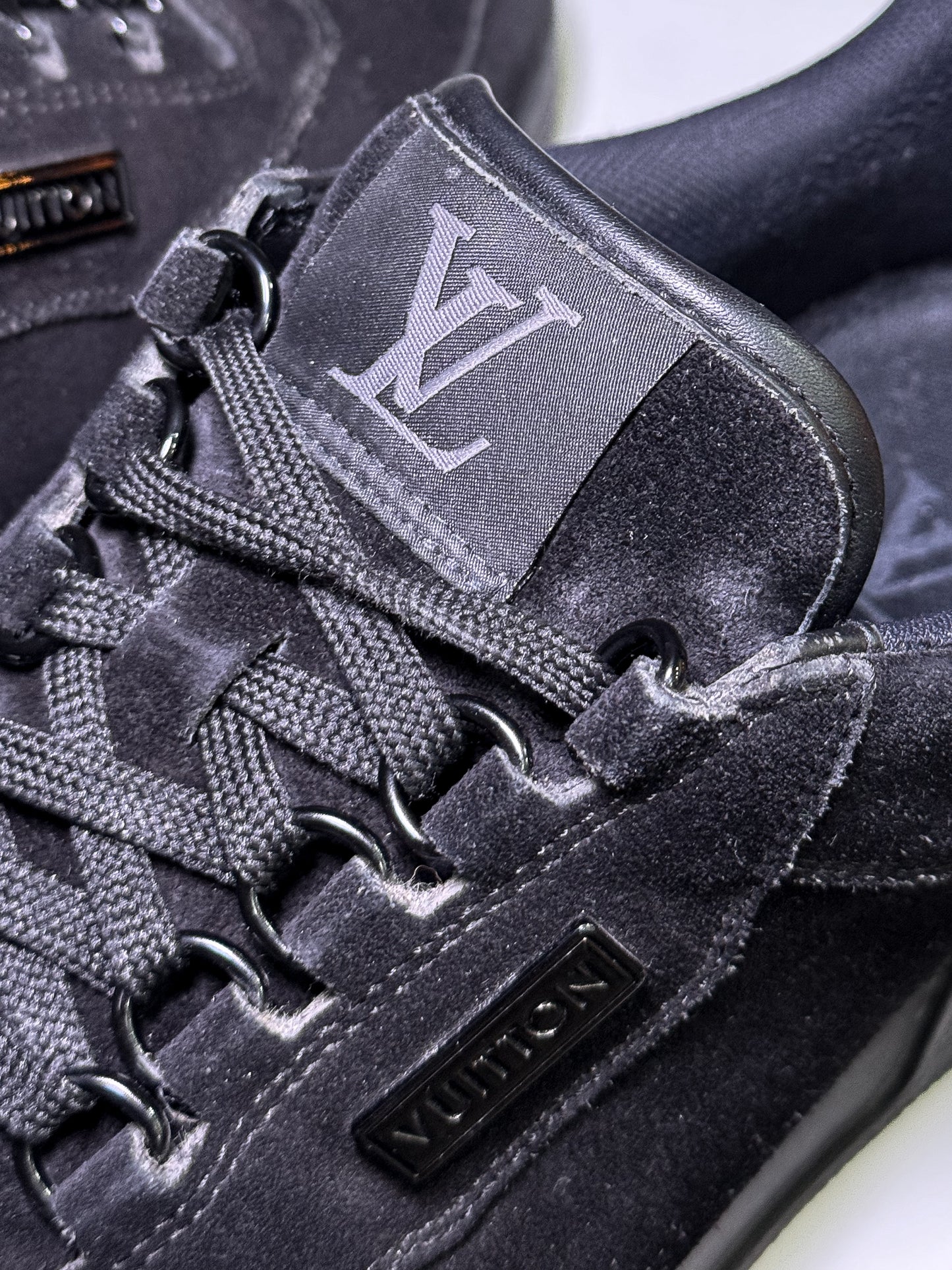 Louis Vuitton LV Trainer Suede Black ‘Staff’ - Recondicionado