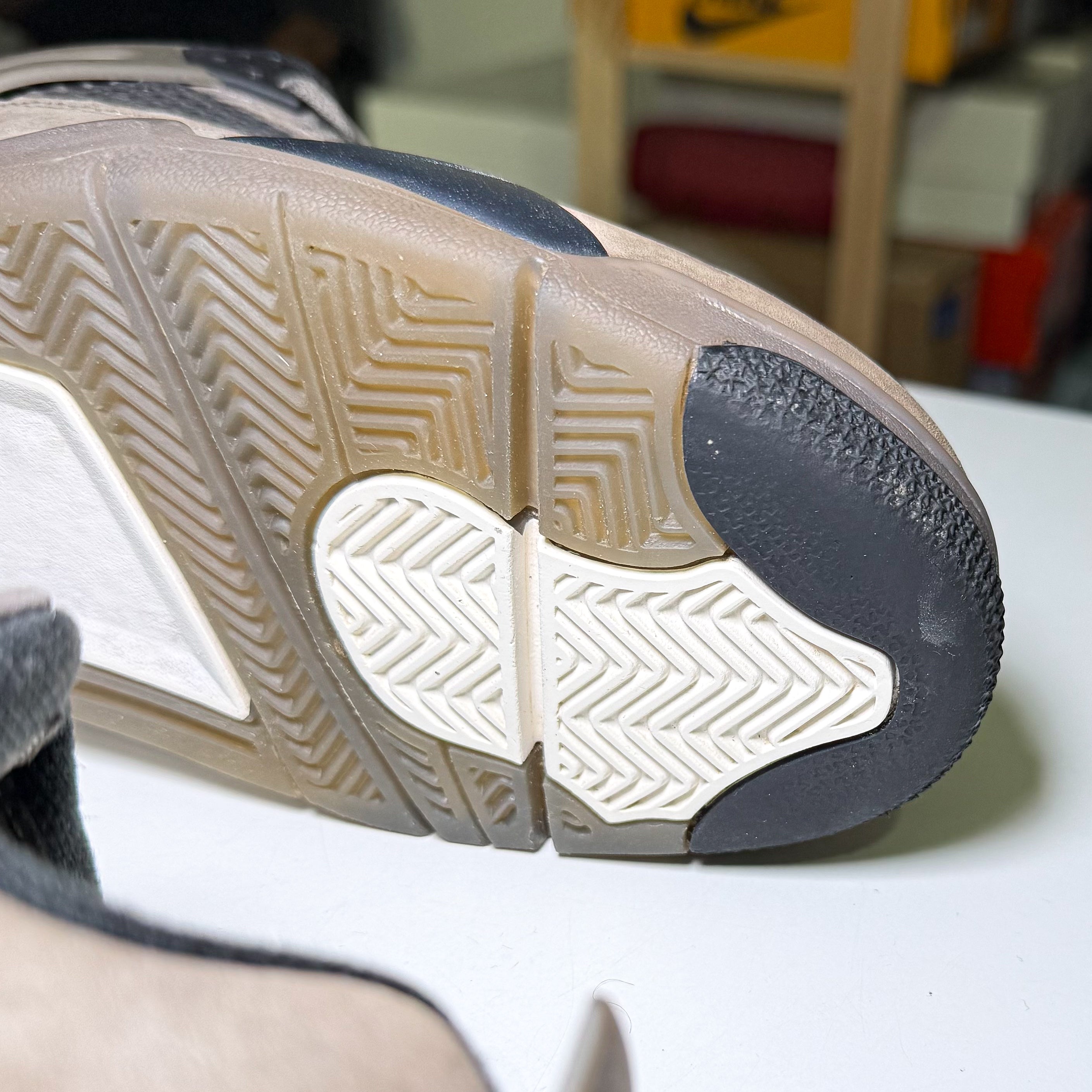 Air Jordan 4 Retro ‘Cave Stone’ GS 2025 - Recondicionado