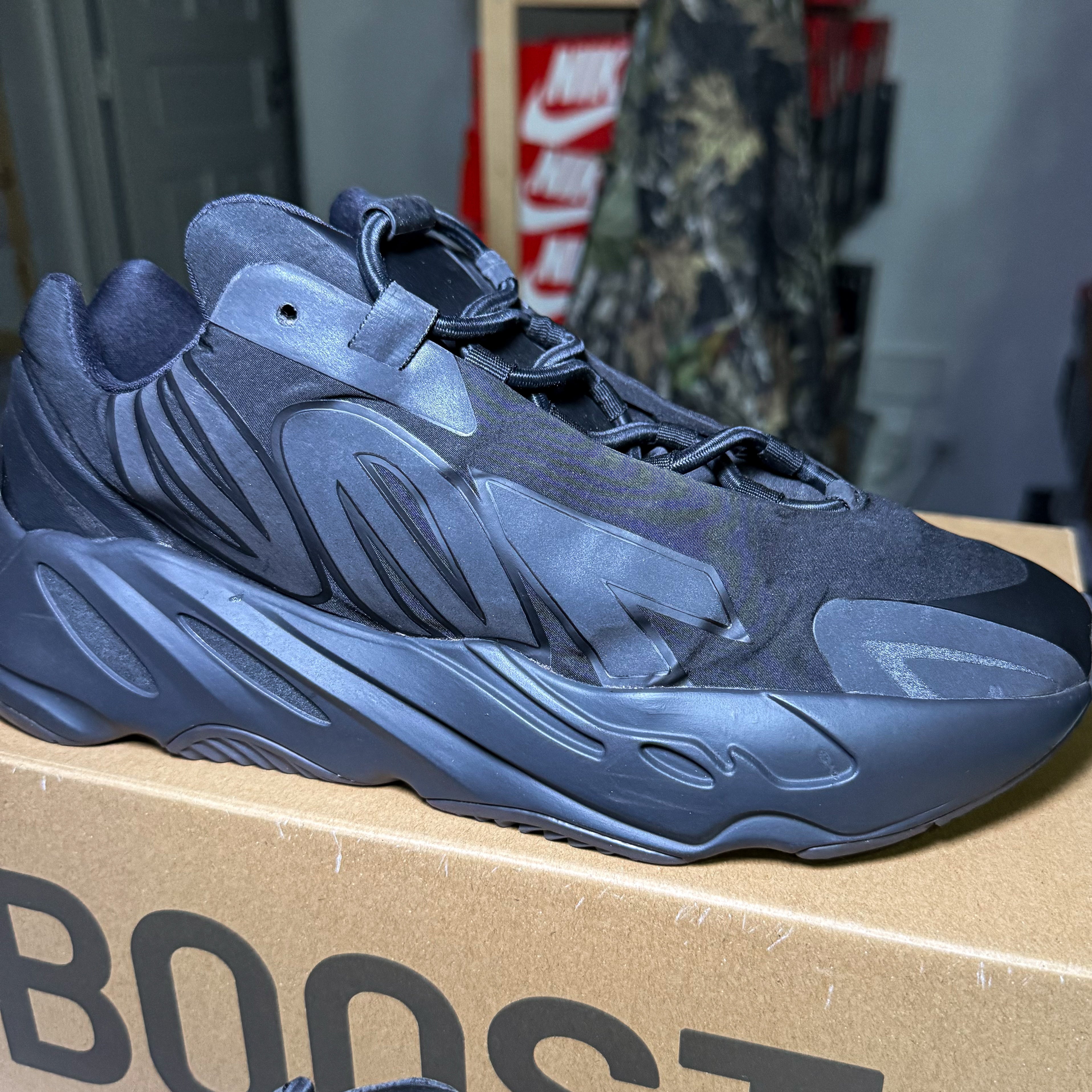 Adidas Yeezy 700 MNVN ‘Triple Black’ - Recondicionado