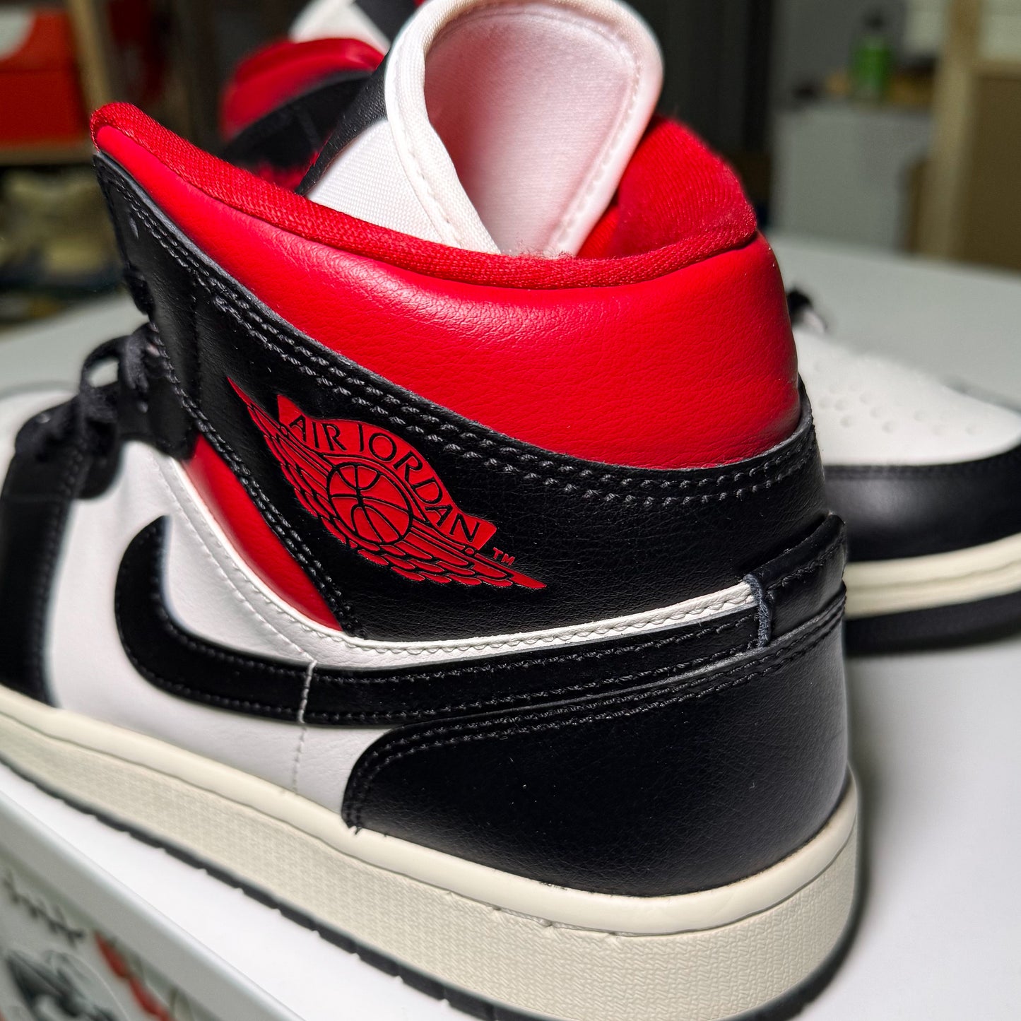 Air Jordan 1 Mid ‘Black Sail Gym Red’ W 2023 - Recondicionado