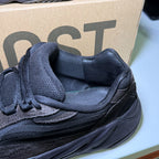 Adidas Yeezy 700 v2 ‘Vanta Black’ - Recondicionado