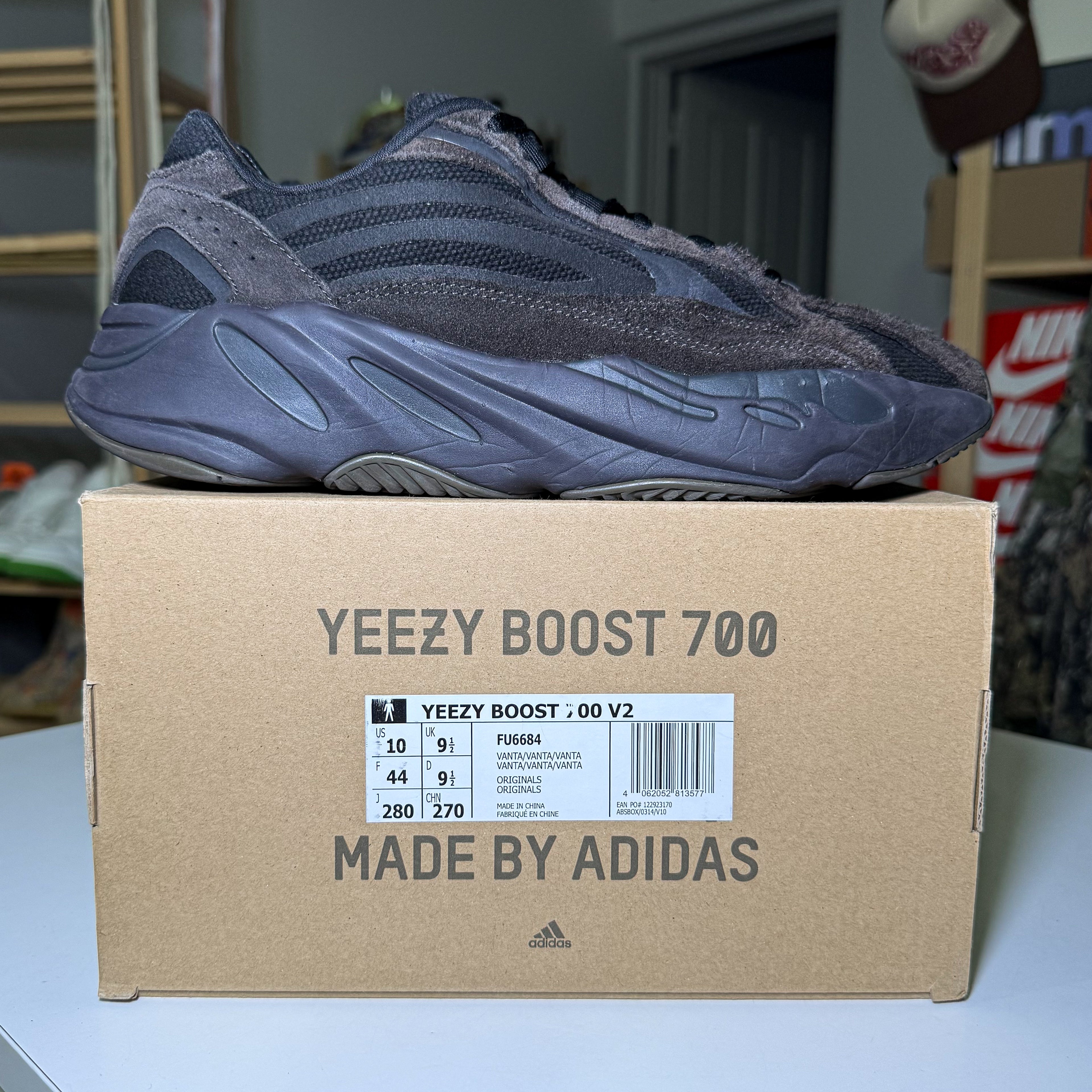 Adidas Yeezy 700 v2 ‘Vanta Black’ - Recondicionado